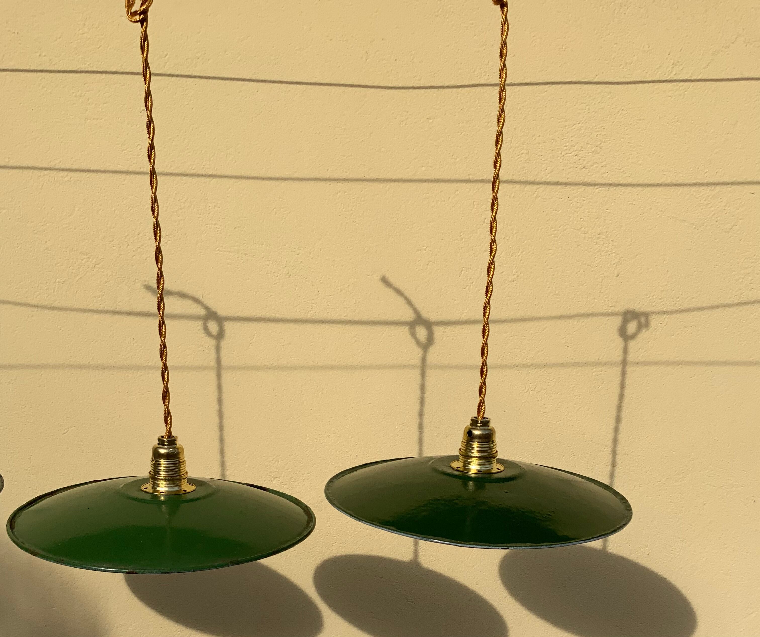 Trio de suspensions anciennes en tôle émaillée verte et blanche fils dorés douille laiton