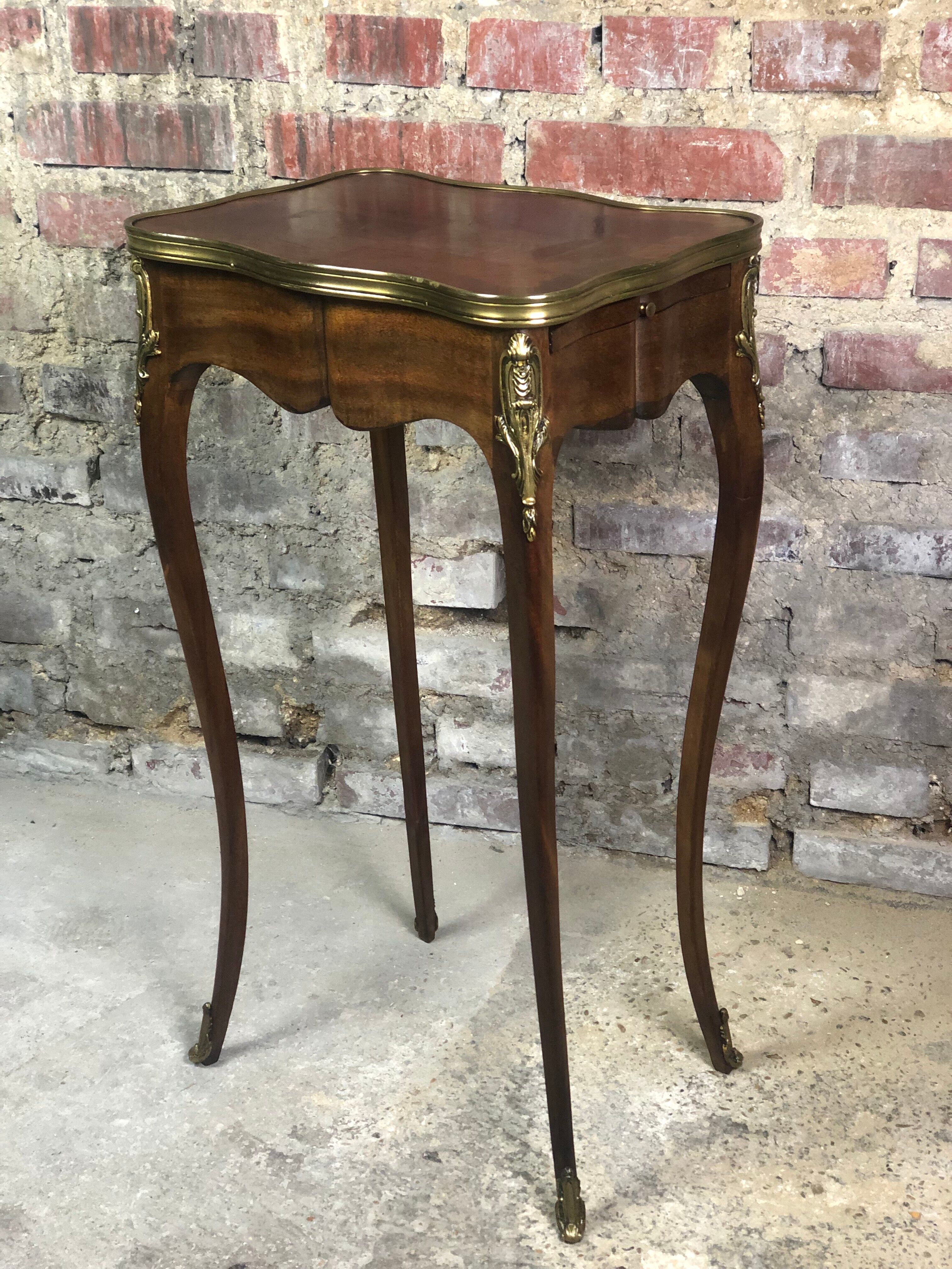 Side table Louis XV style curved in blond mahogany decorated bronze