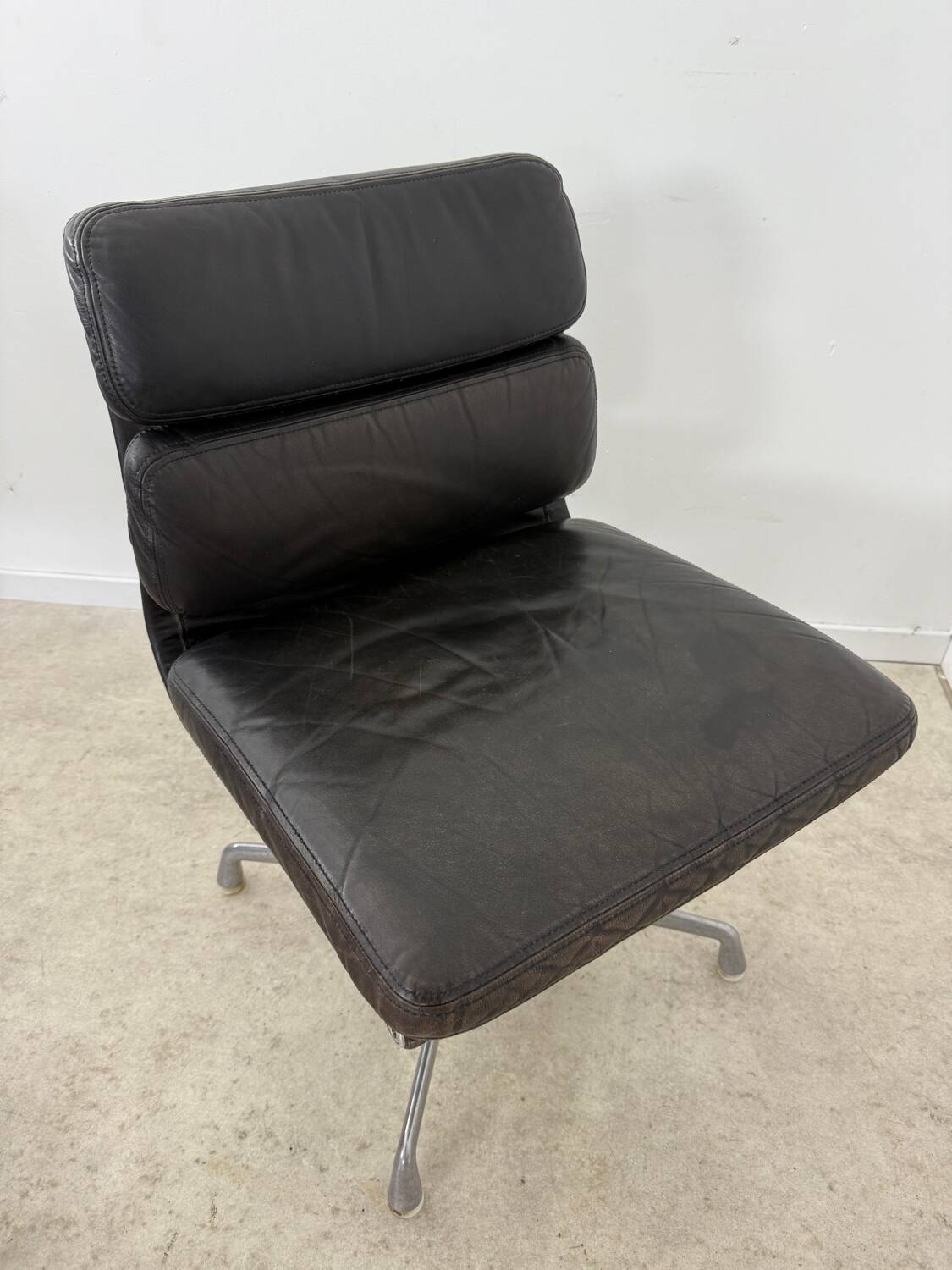Lot of 2 leather soft pad armchairs chairs EA205 design Charles Eames Herman Miller edition vintage 60s