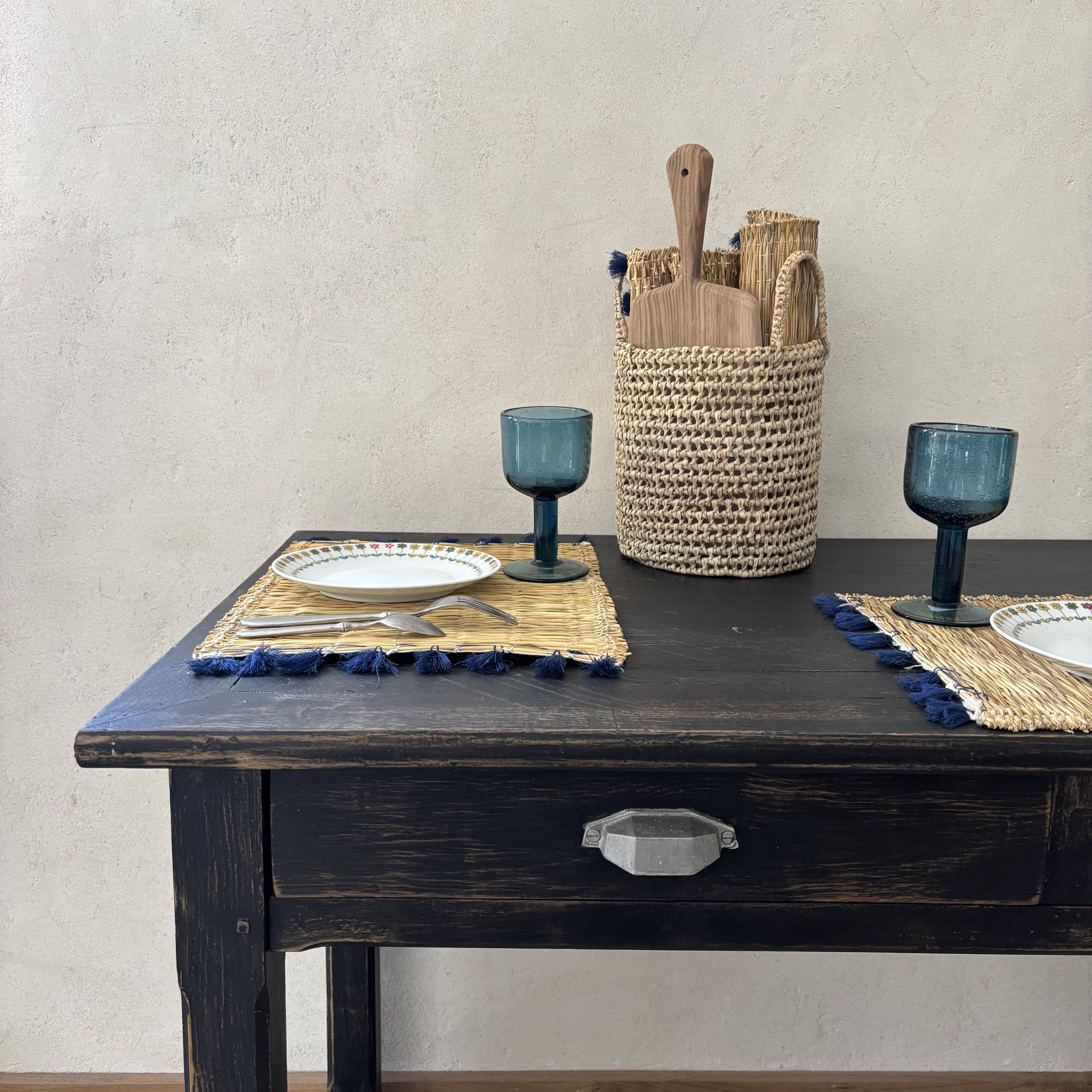 Black table with 2 drawers