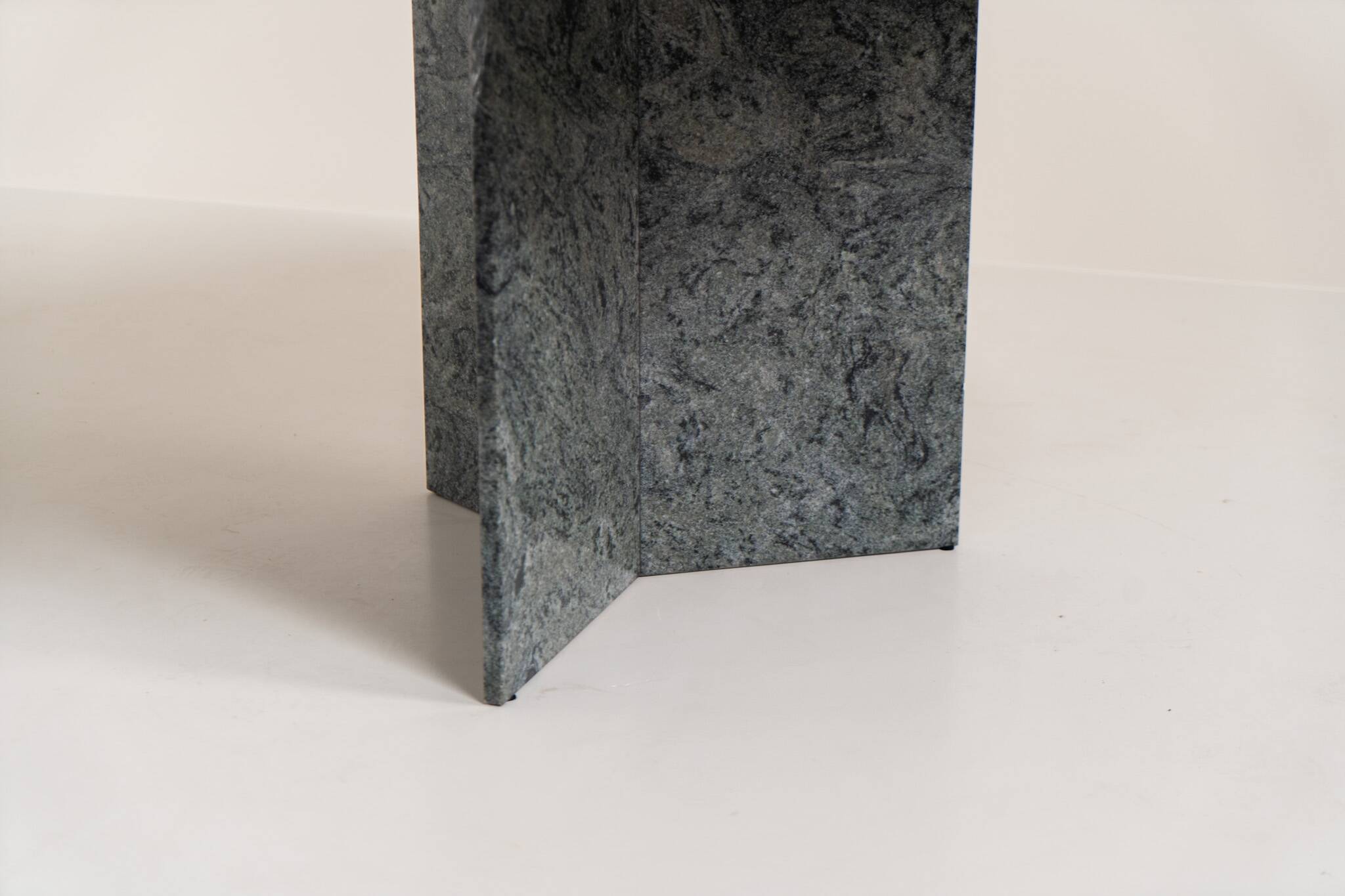 Dining table in solid Juparana granite