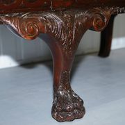 Chesterfield leather canapé in Georgian style with lion paw carved feet.