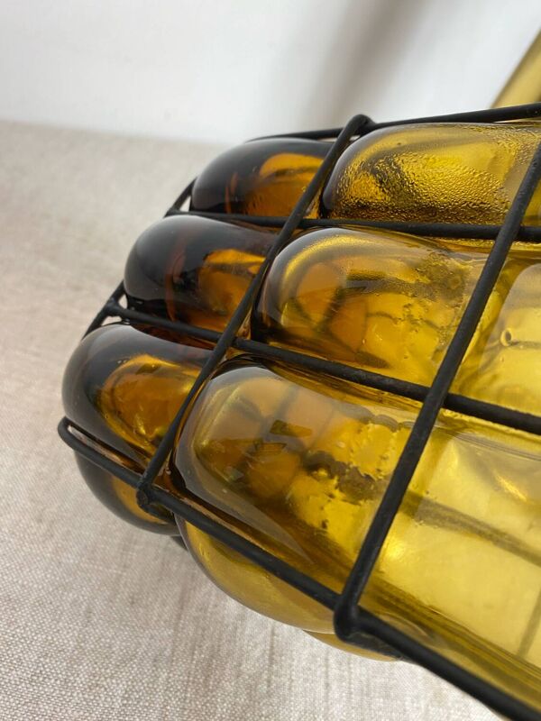 Carafe en verre enchâssée dans du fer forgé