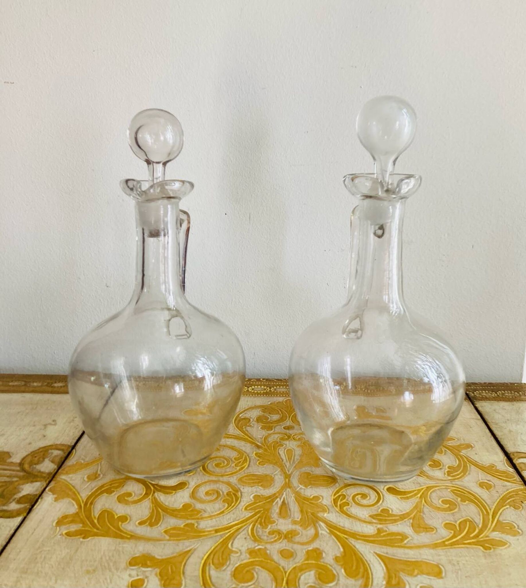 Wine pitchers or carafes in glass from the 19th century.