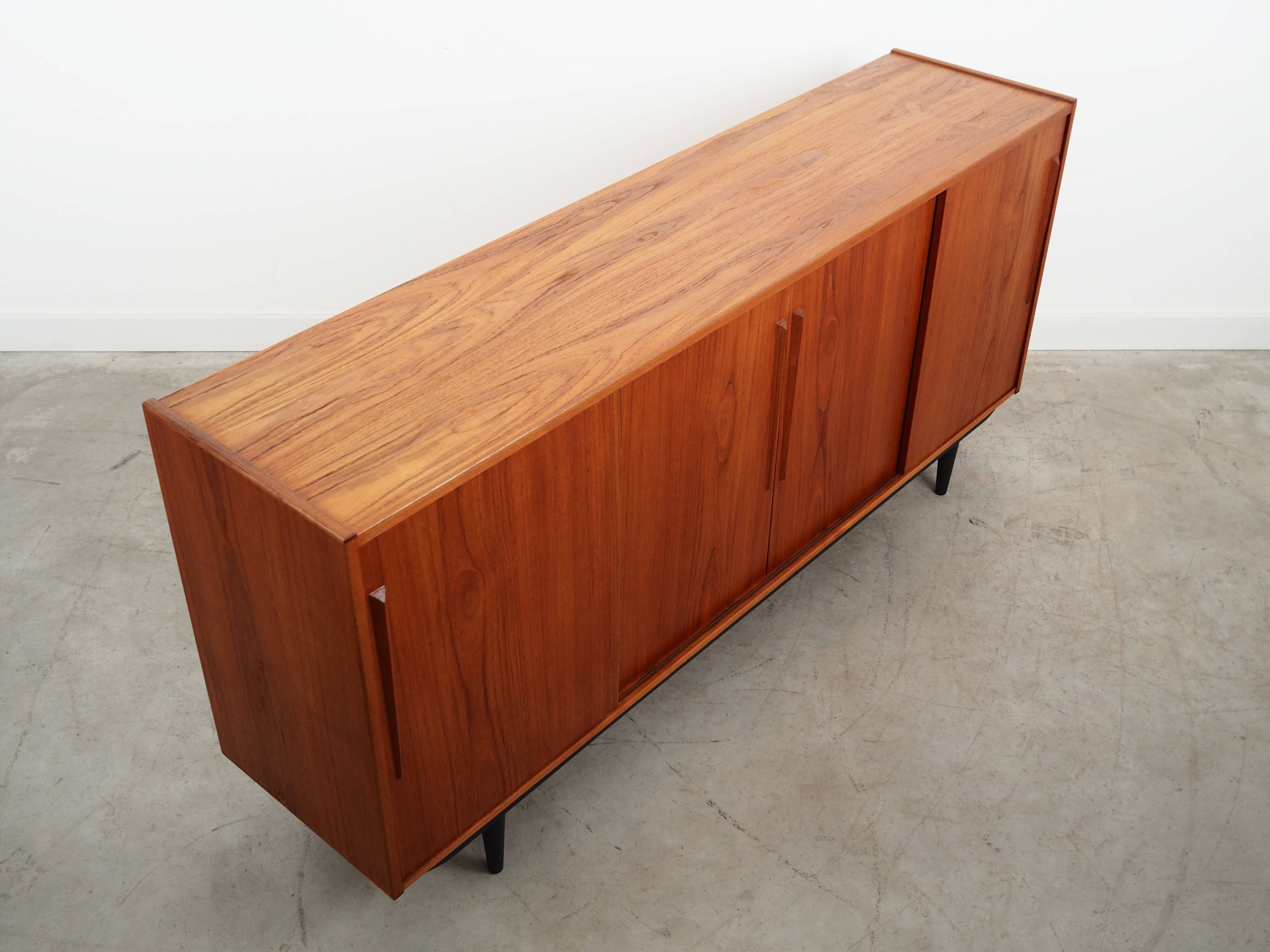 Buffet en teck, design danois, années 1970, production : Danemark