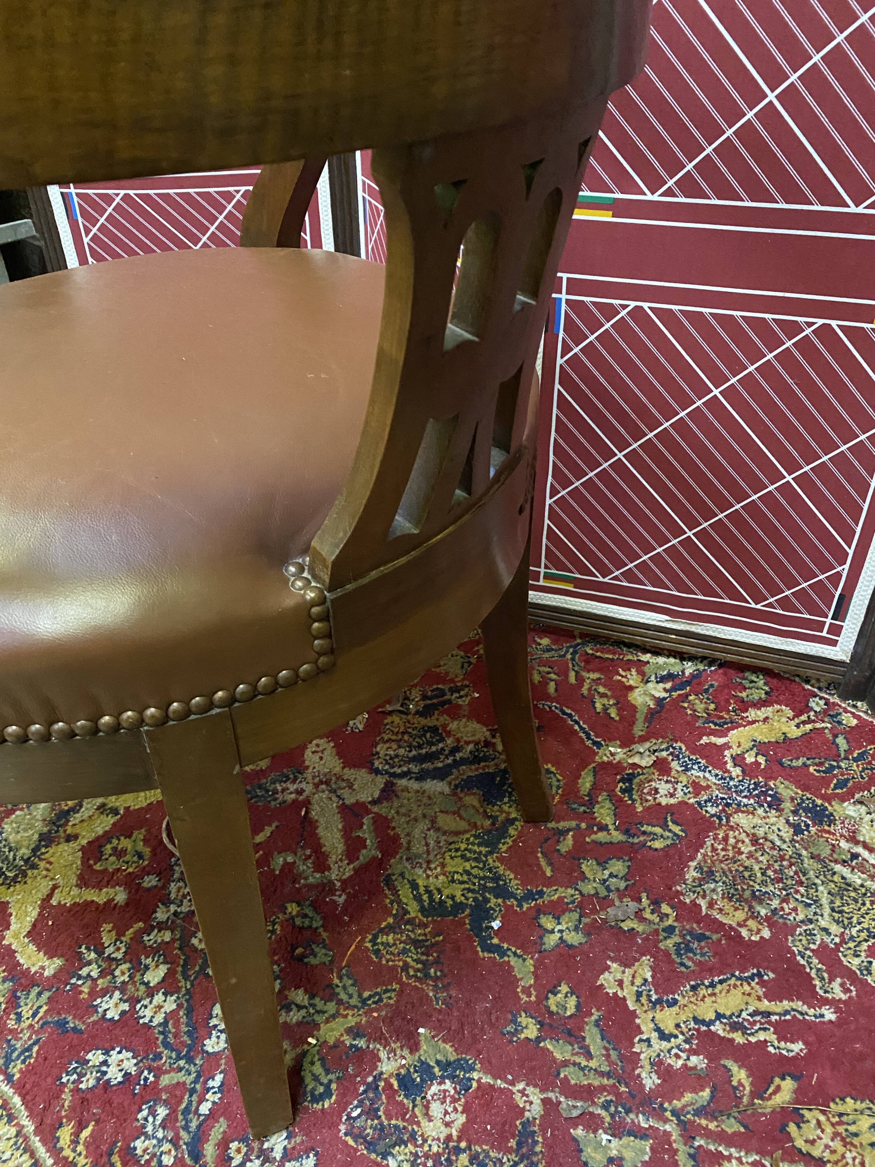 Fauteuil de bureau vintage en bois et cuir marron clouté