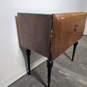 Table de chevet italienne des années 80 avec plateau en verre