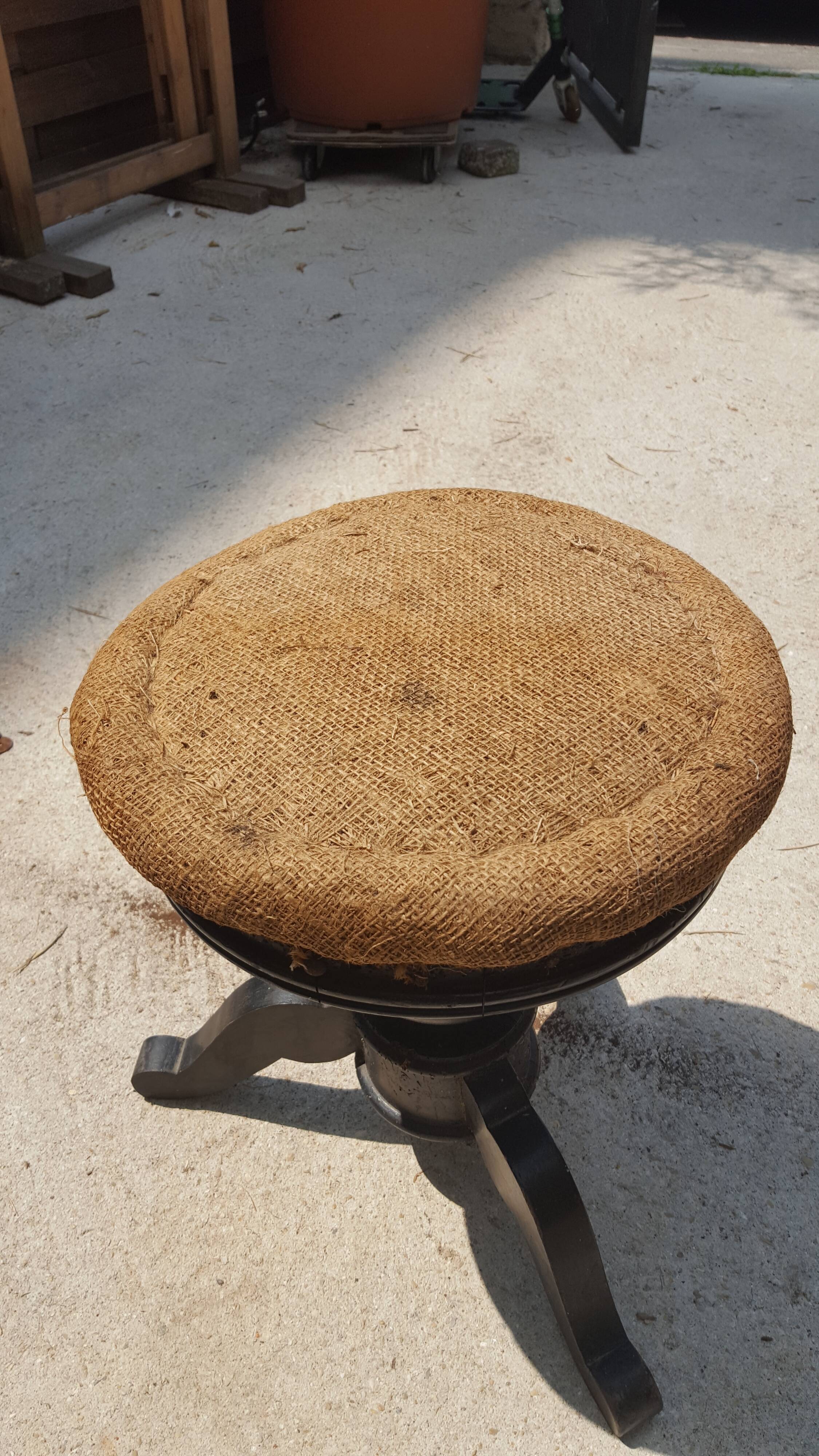Stool with screw