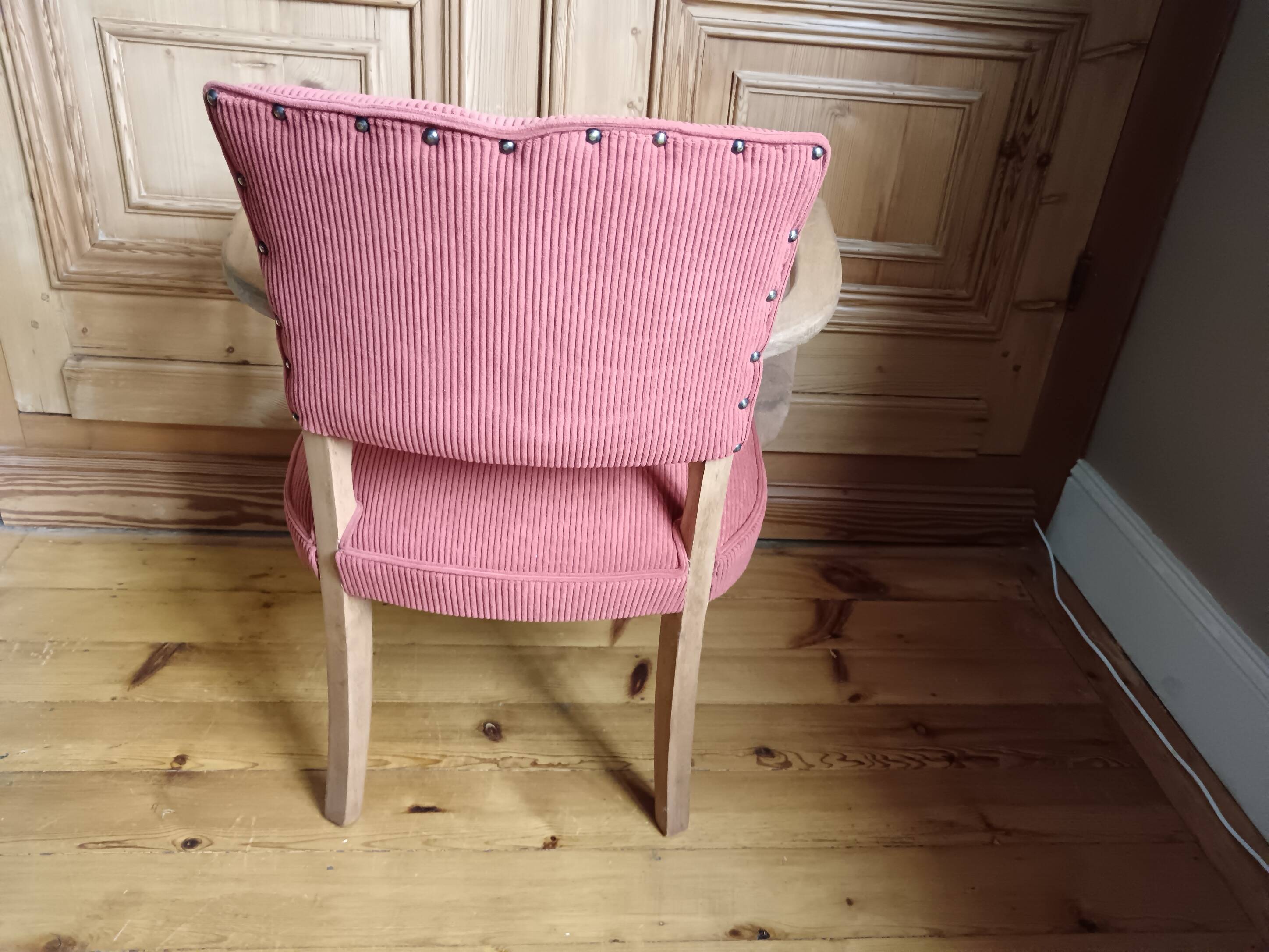 Refurbished bridge chair in red velvet