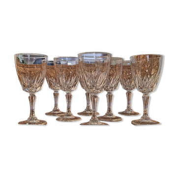 Ensemble de huit verres à vin sur pied