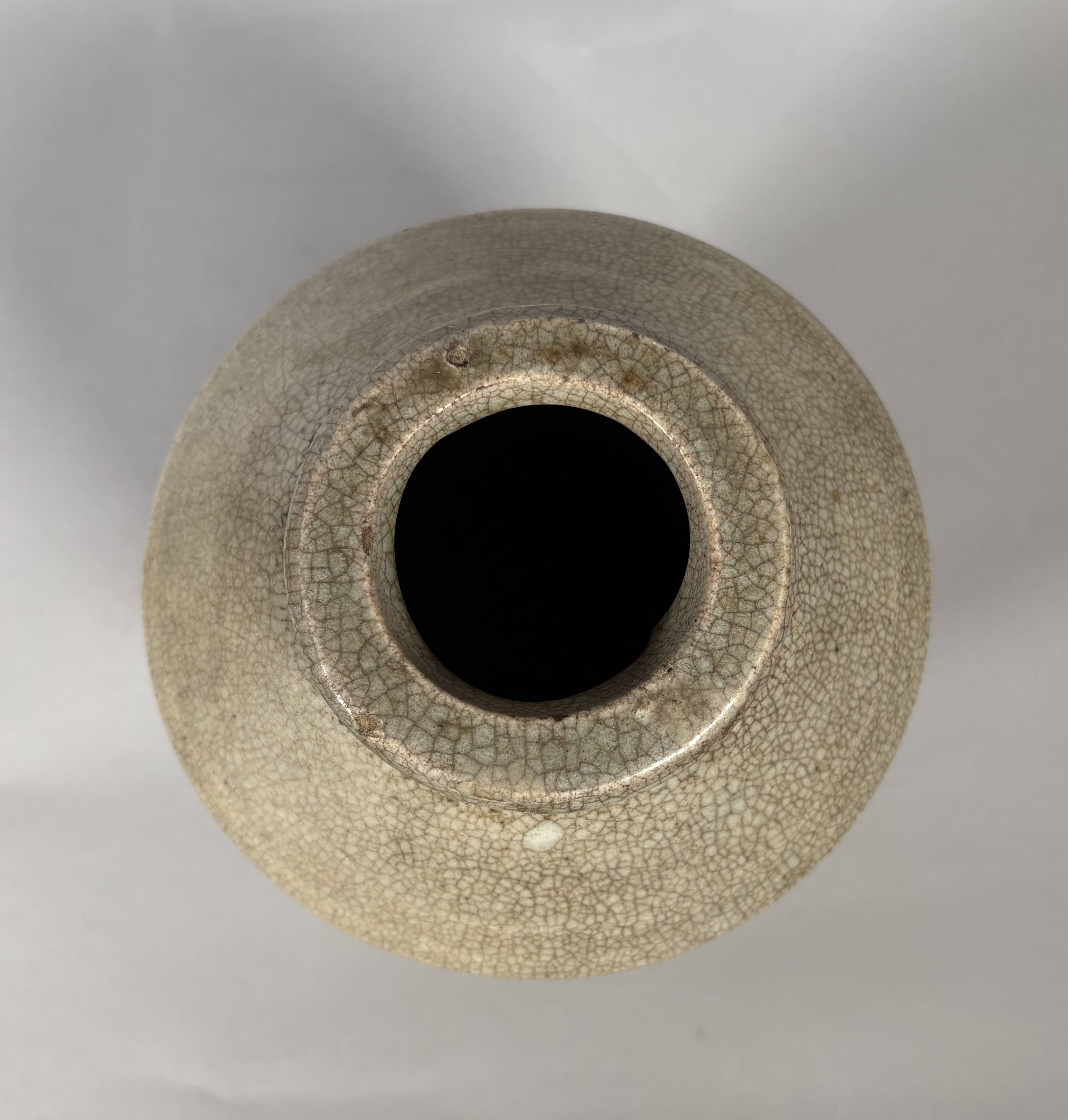 Cracked cream stoneware vase, Ming Dynasty (1368-1644), China