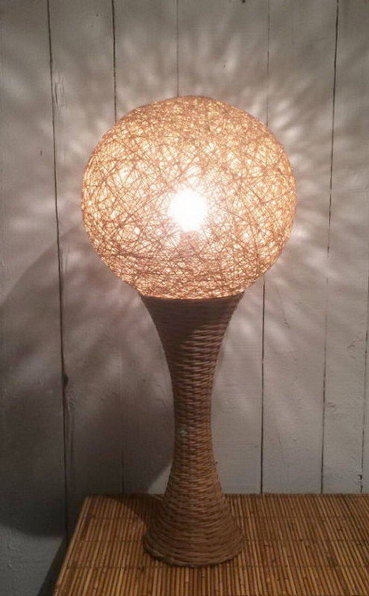 Grande lampe en rotin