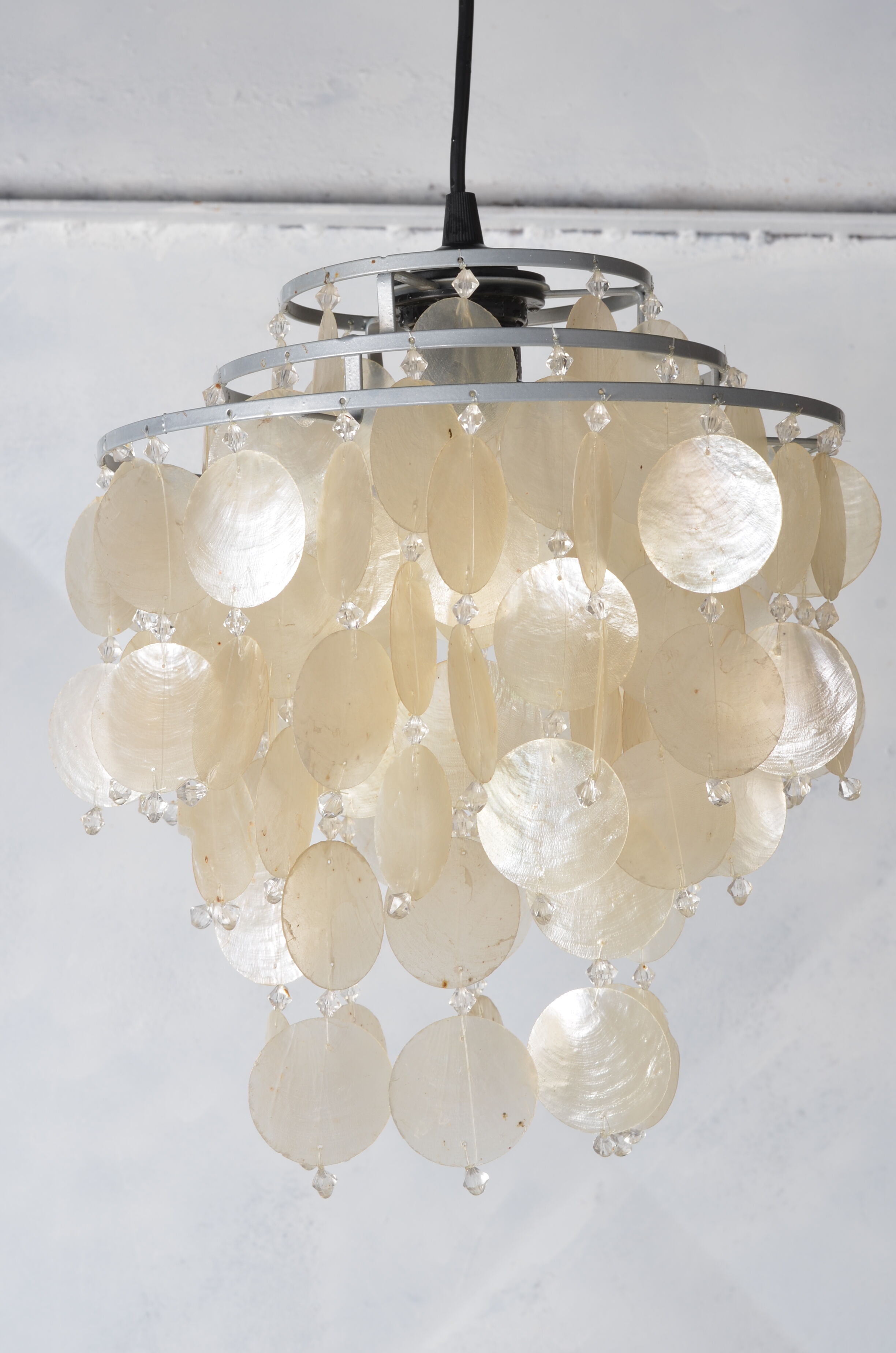 Mother-of-pearl tassels suspension