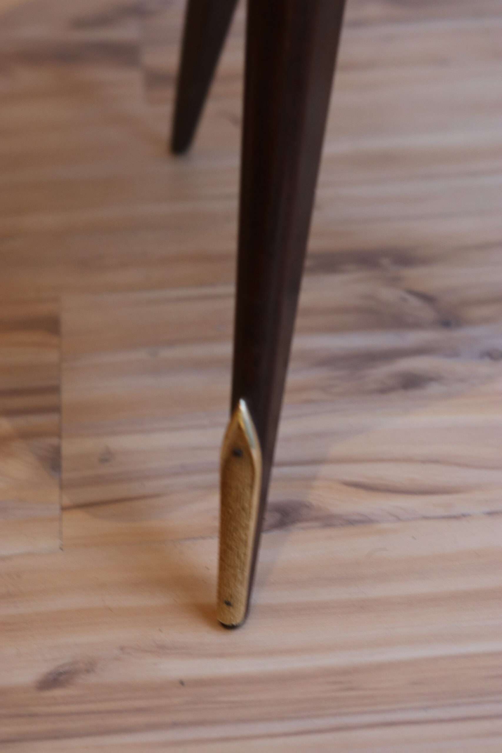 Table d’appoint 1950 en acajou et laiton