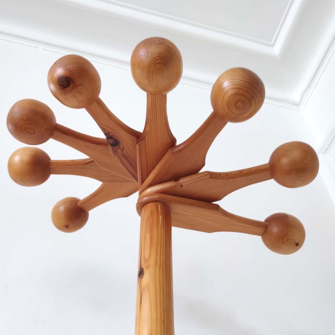 Coat holder on foot 8 orientable wooden balls