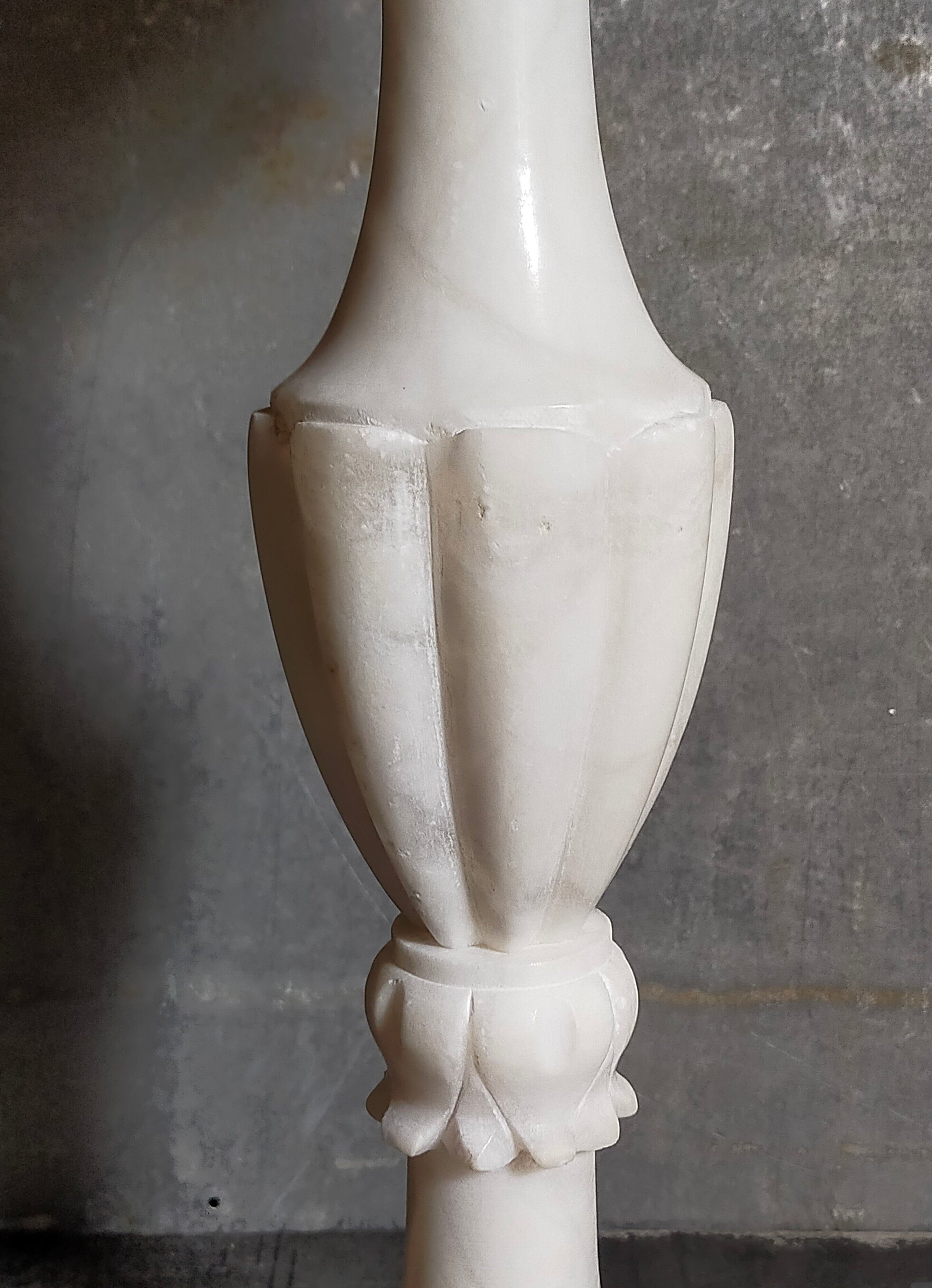 Lampe de table en albâtre, pied balustre, abat-jour en laine vierge