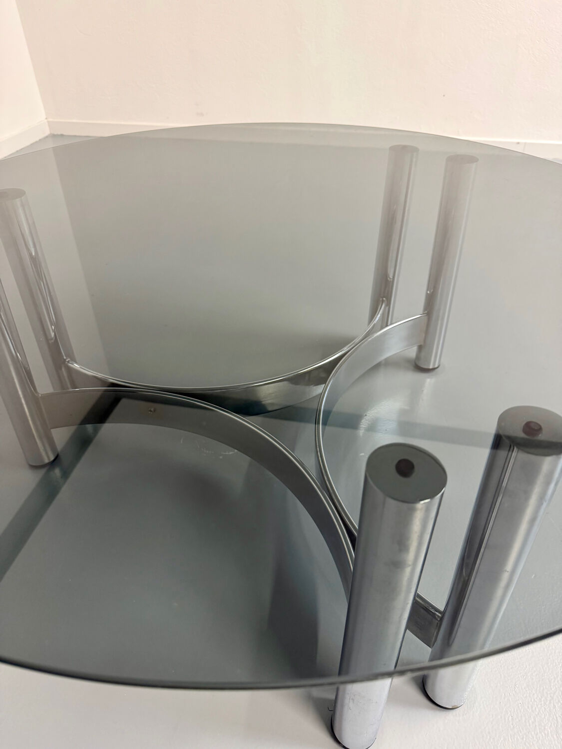 Round coffee table in smoked glass and chrome steel, 1970s design.