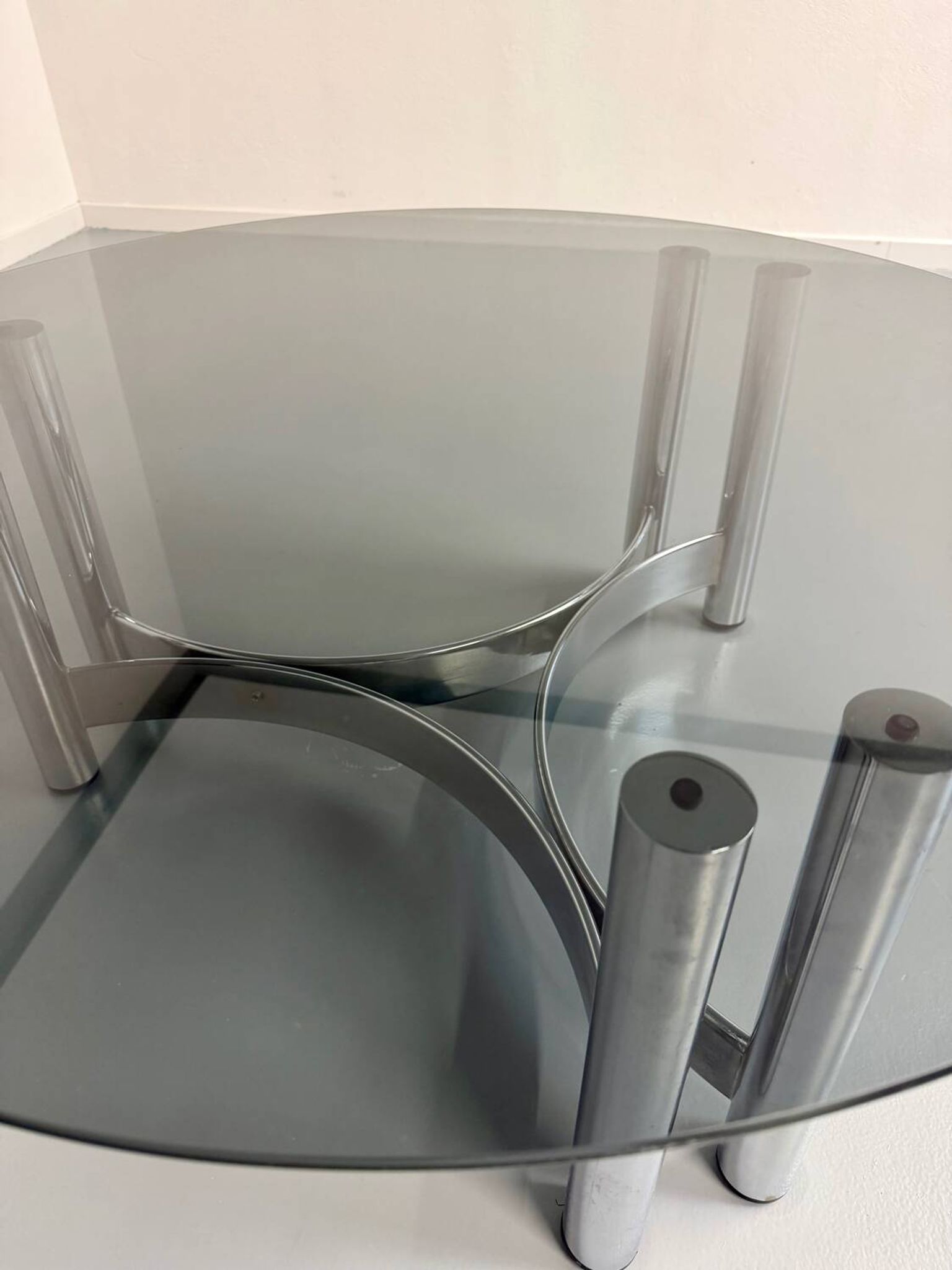 Round coffee table in smoked glass and chrome steel, 1970s design.