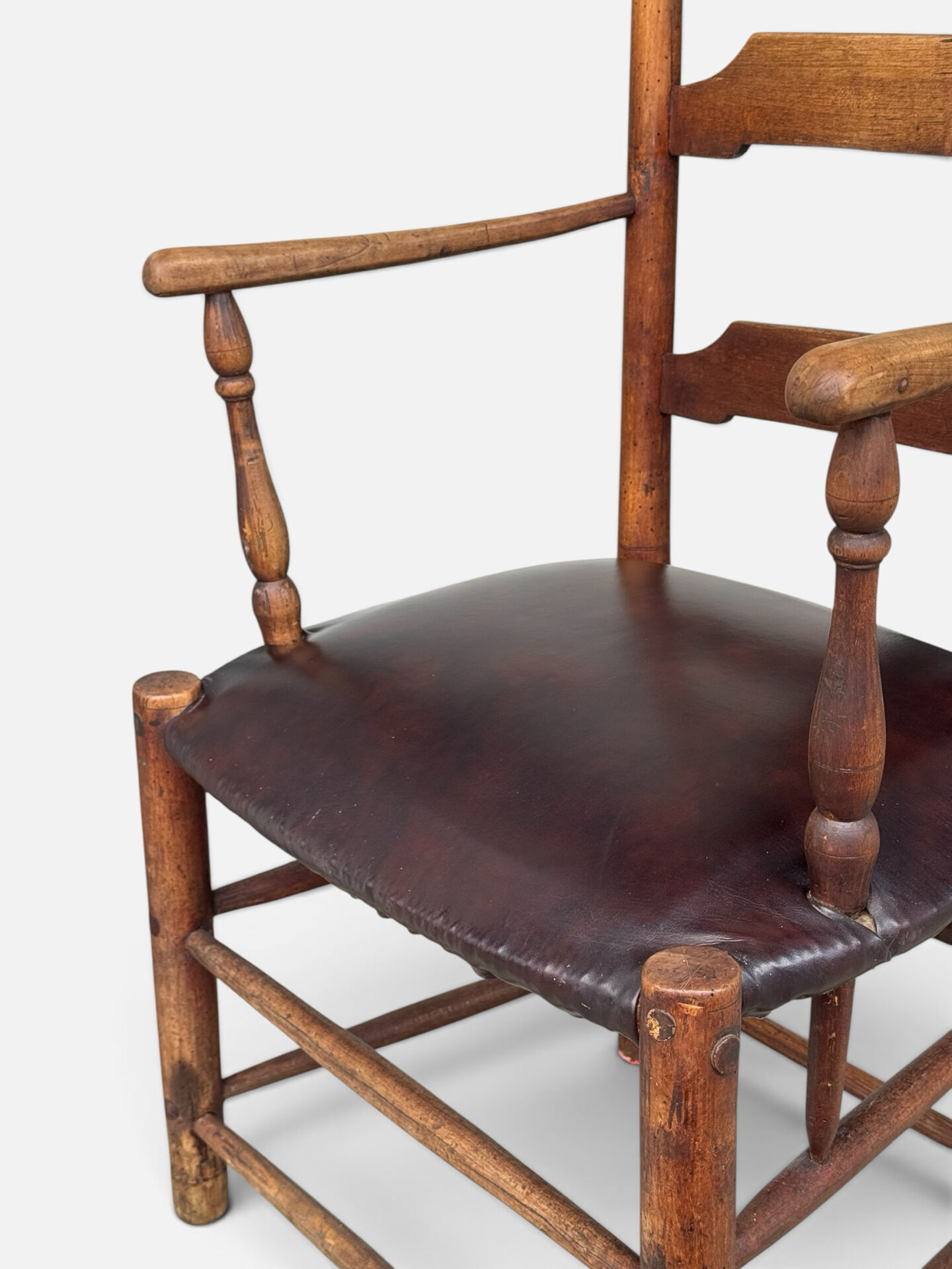 Antique rustic armchair in walnut and leather, 18th century.
