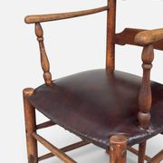 Fauteuil rustique ancien en noyer et cuir, 18e siècle