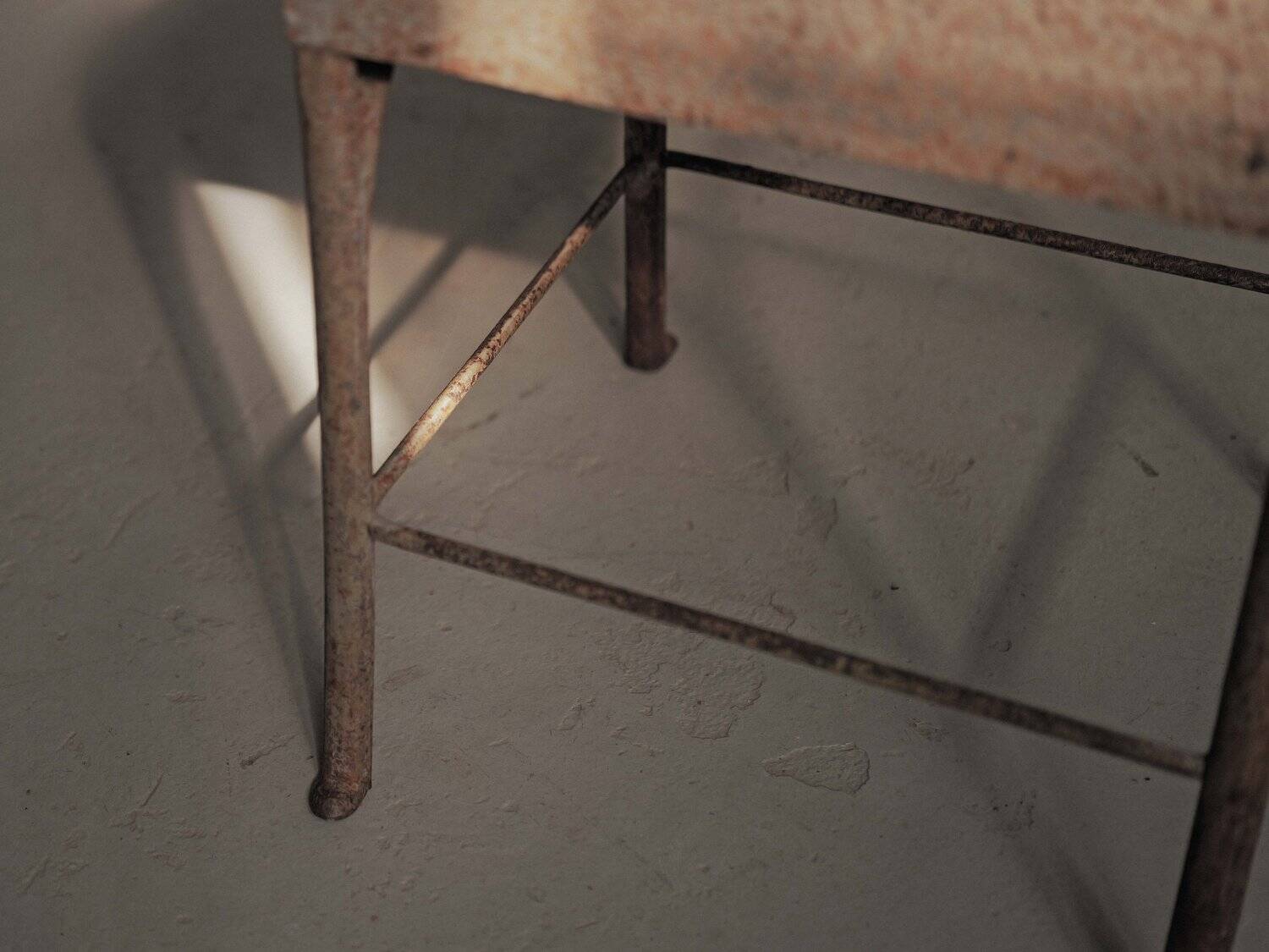 Paire de chaises en acier et tôle rivetée, vers 1920