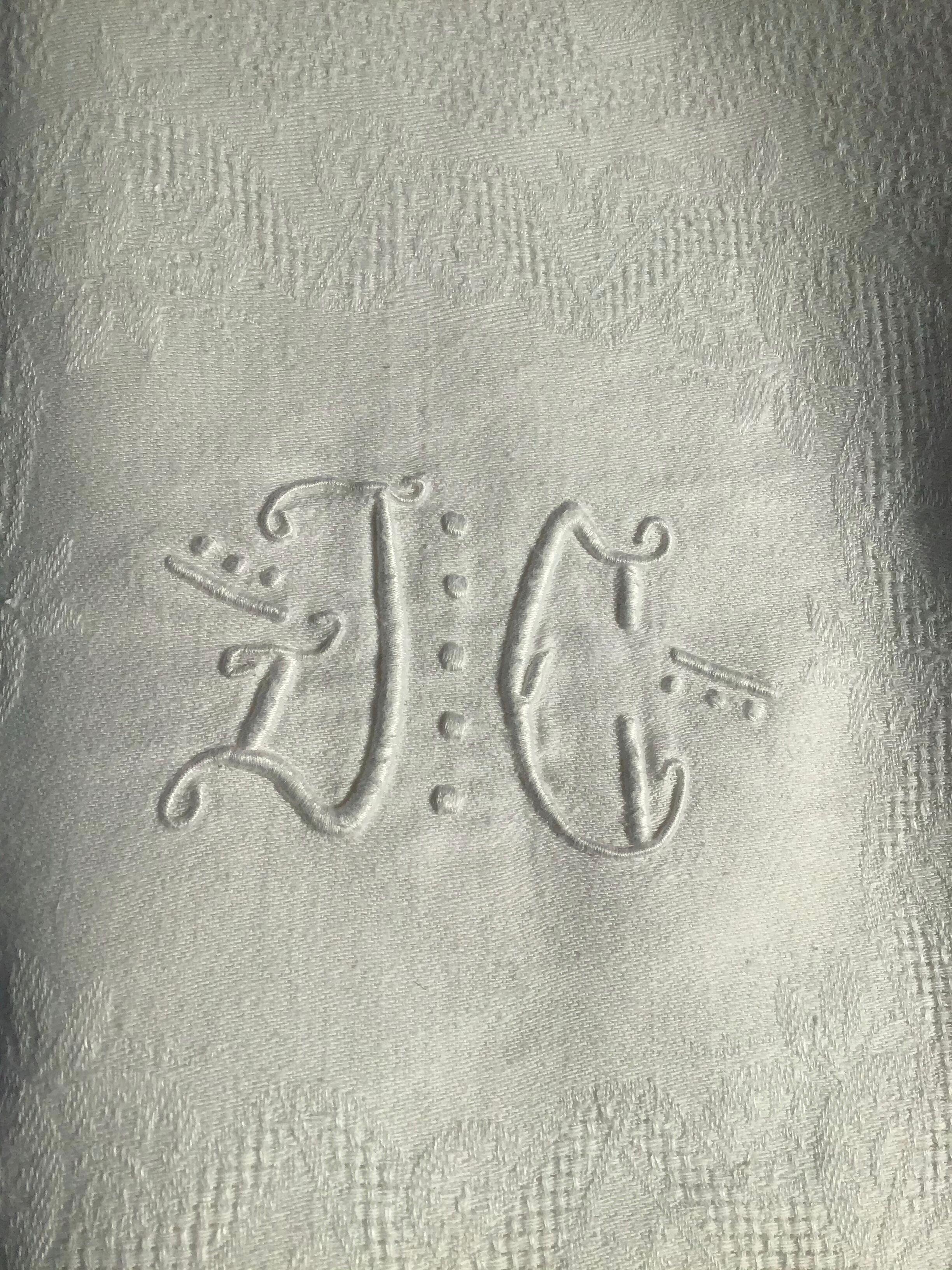 JC damask table embroidered hand 160x144cm