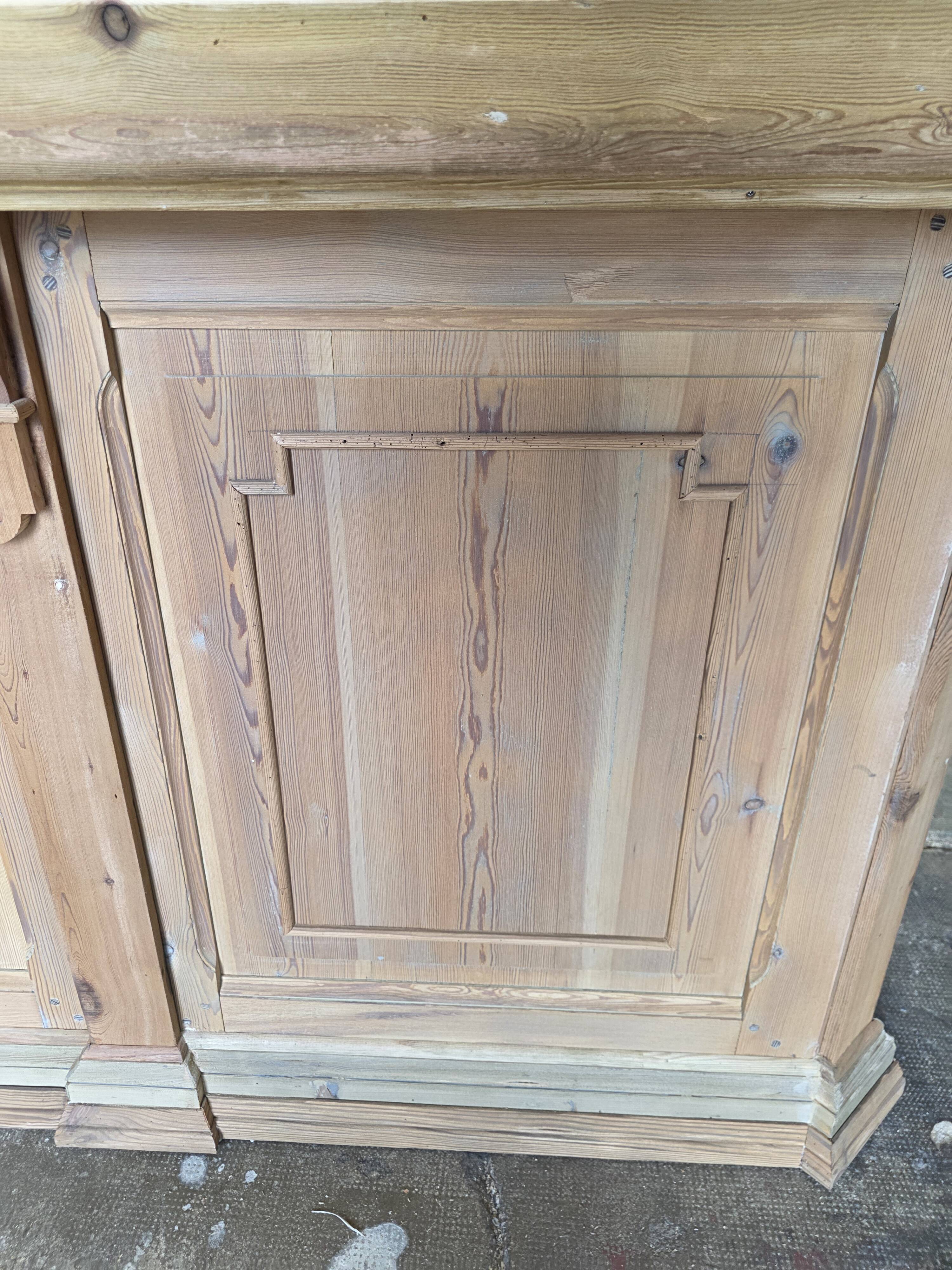Bistro counter with a Hungarian point design.