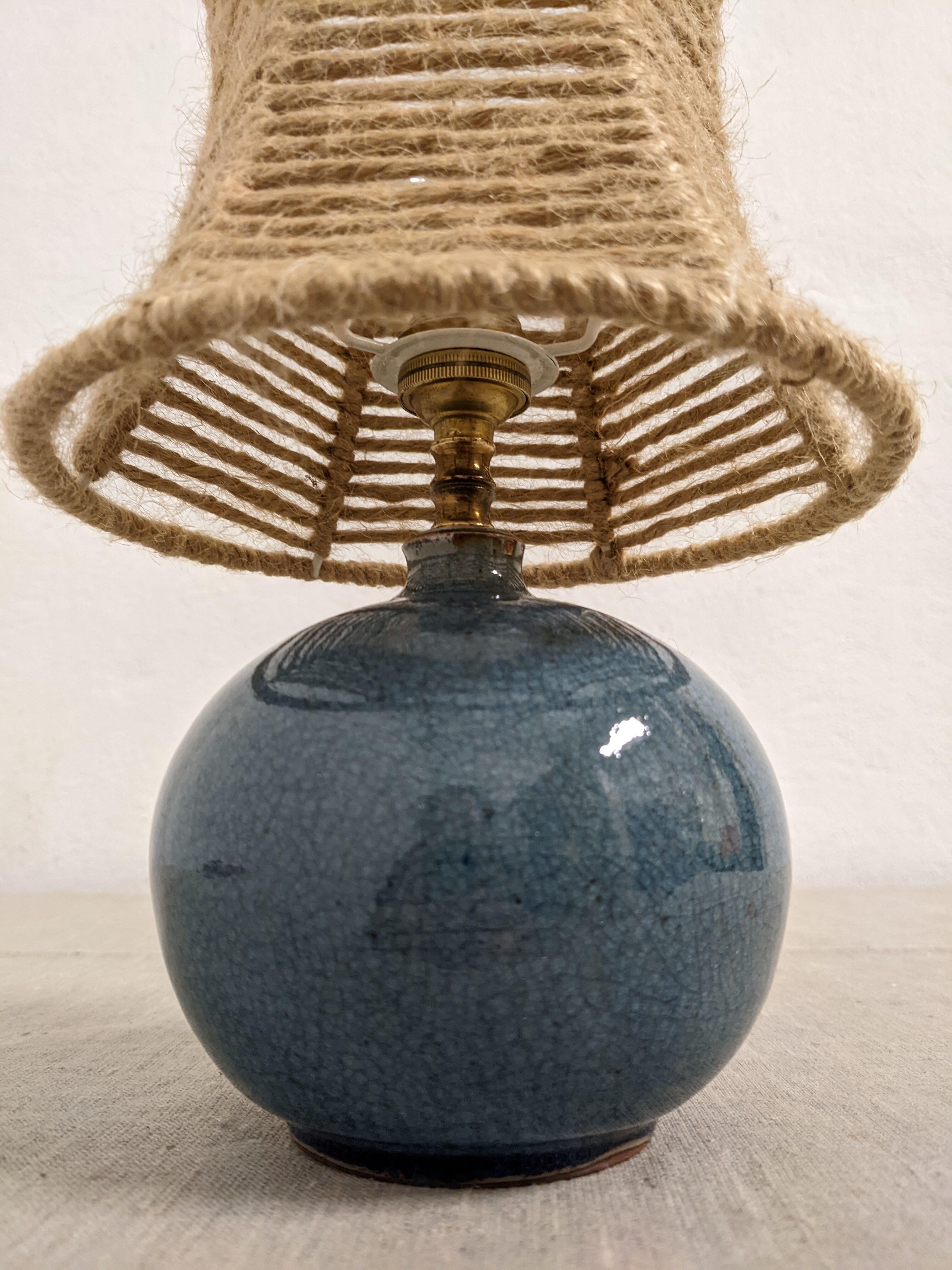 Lampe boule de chevet vintage en grès vernissé et corde de jute