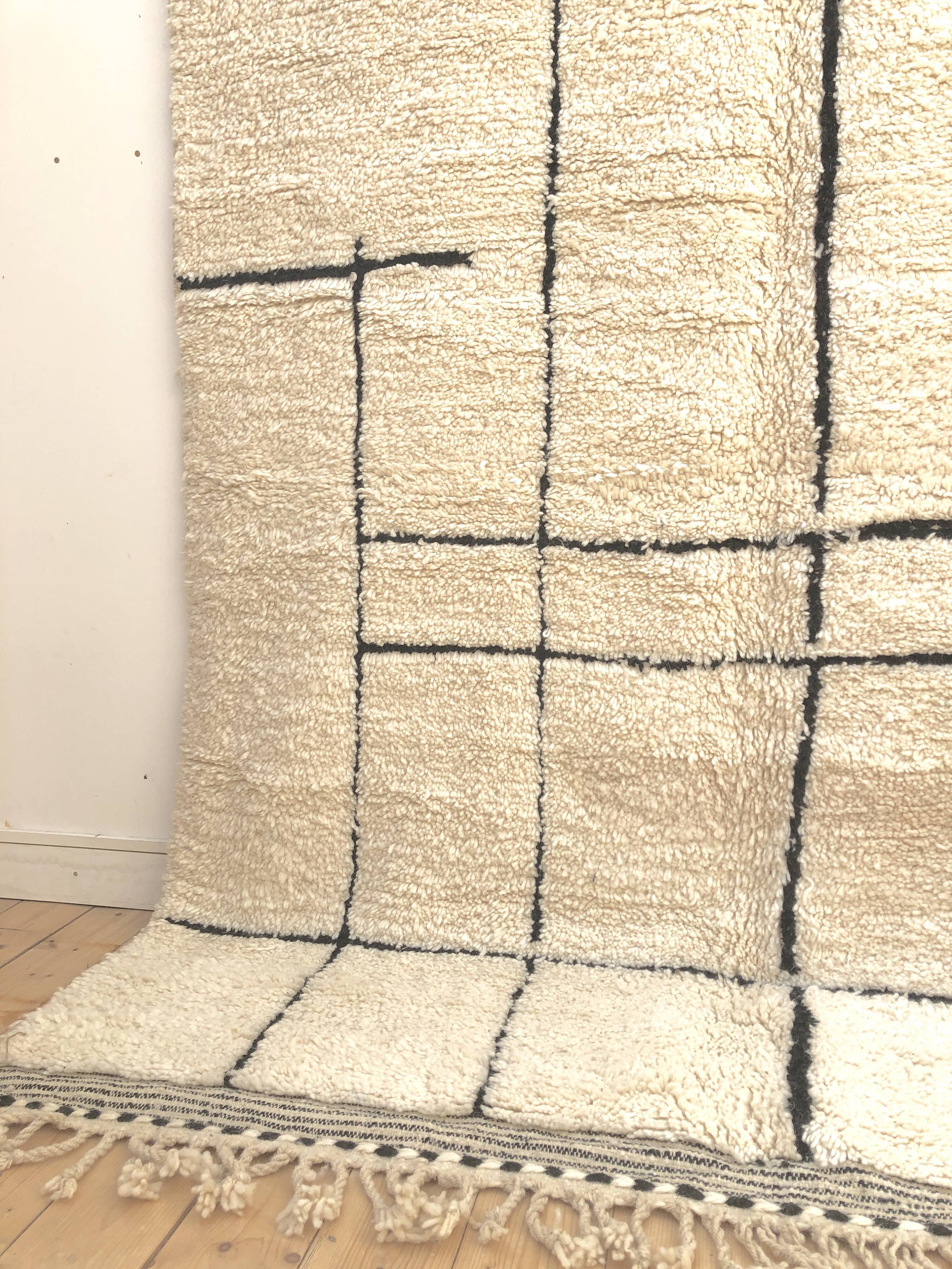 Moroccan Berber carpet Beni Ouarain Ecru with geometric black motifs 3, 04x1, 86m