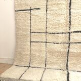 Moroccan Berber carpet Beni Ouarain Ecru with geometric black motifs 3, 04x1, 86m