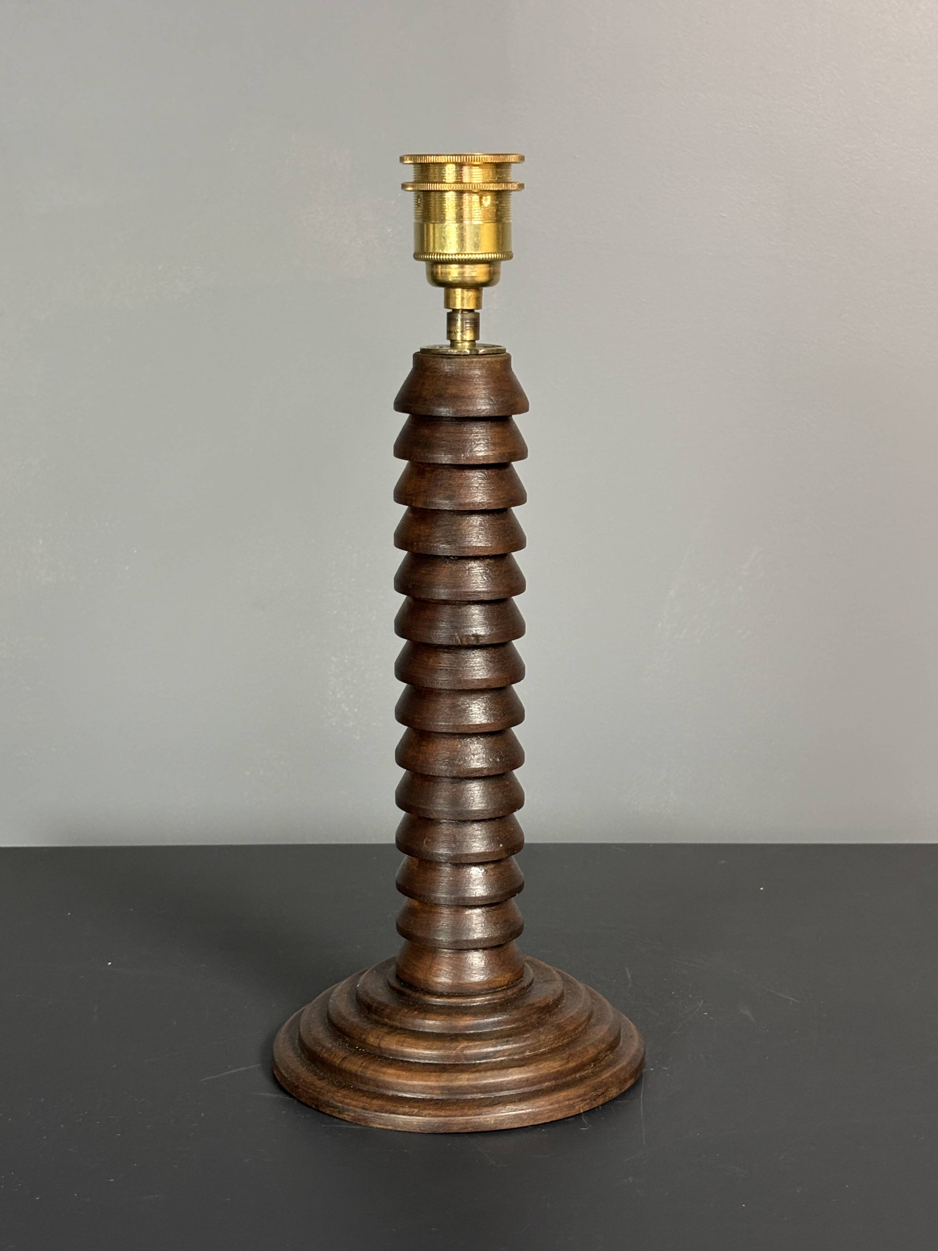 Lampe de table en bois tourné brutaliste du milieu du siècle dans le style de Charles Dudouyt, années 1950.