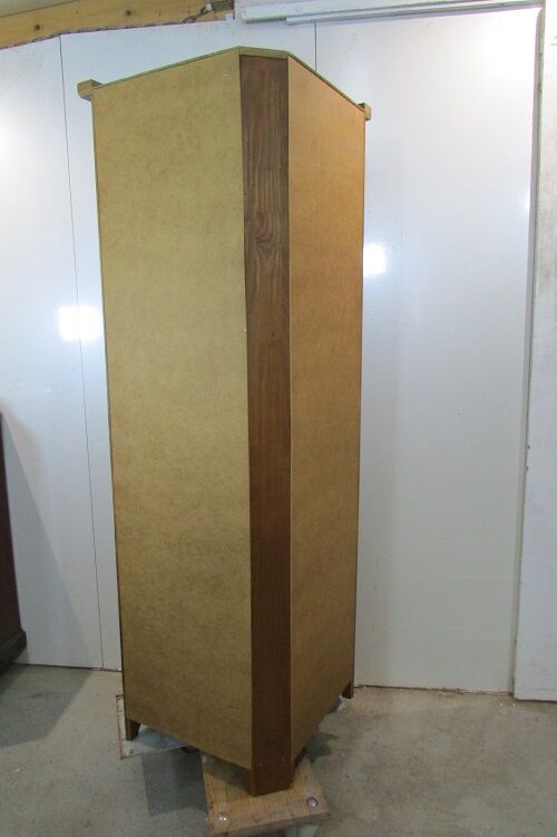 Corner, furnished to high angle pine