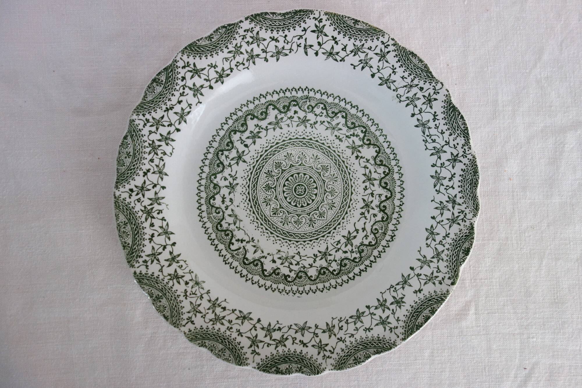 8 flat plates Terre de Fer "Earthenware"