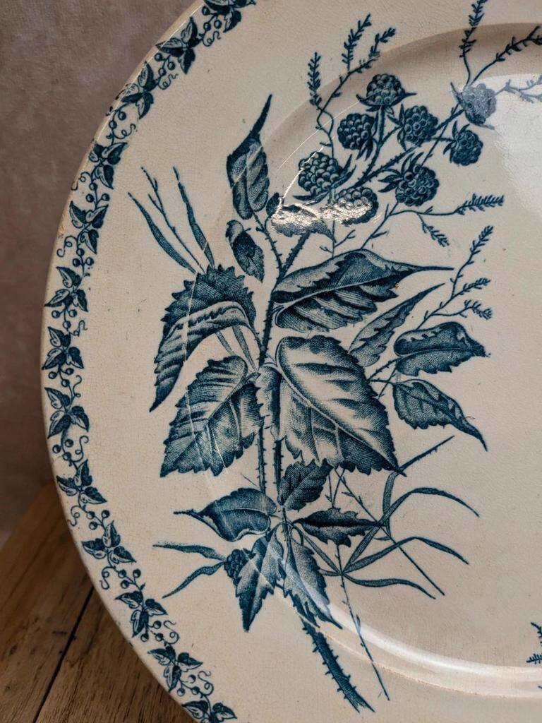 Assiette en terre de fer Badonviller modèle Mûre – décor bleu