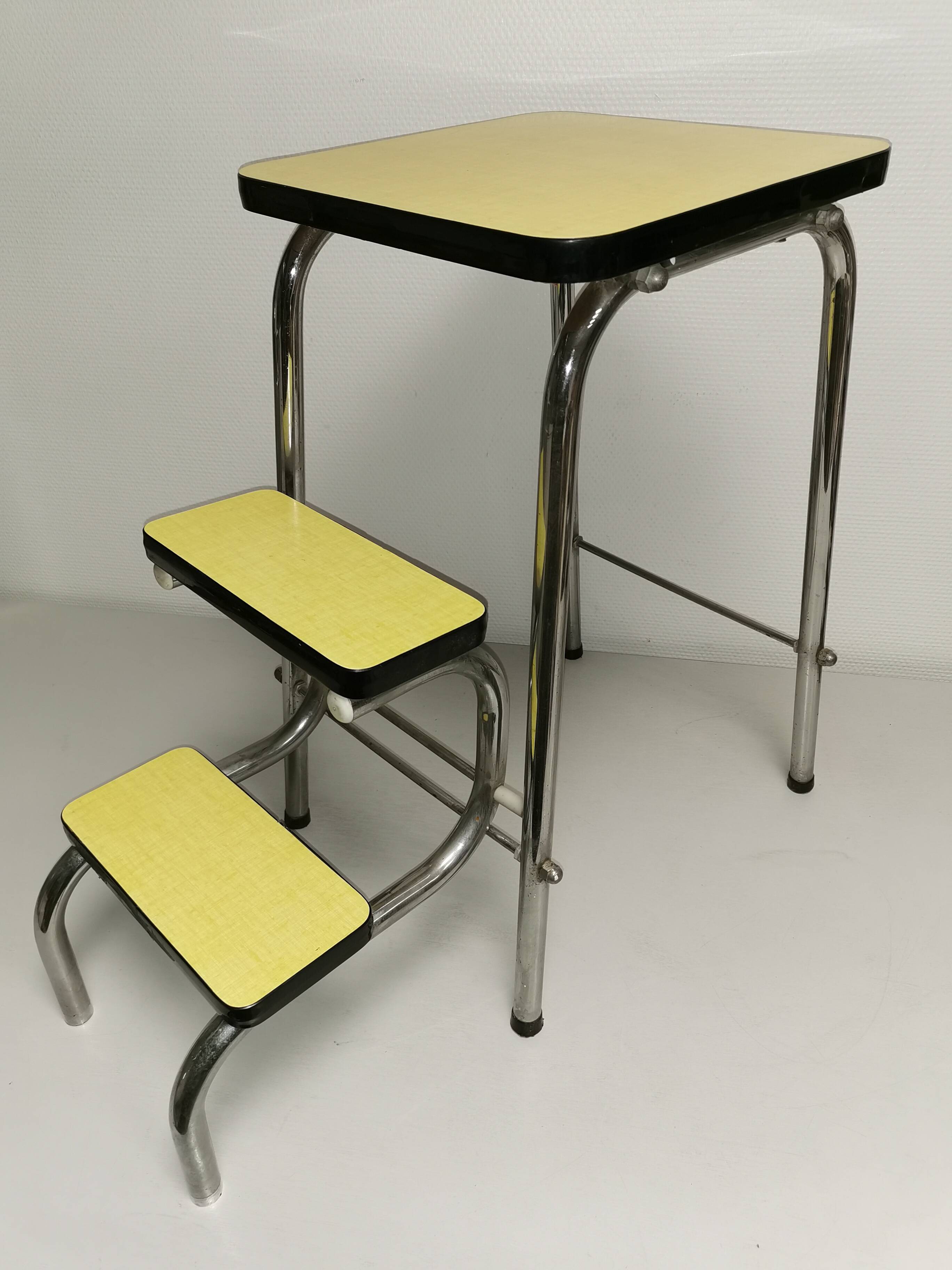 Vintage 3-step stool / step stool in yellow formica