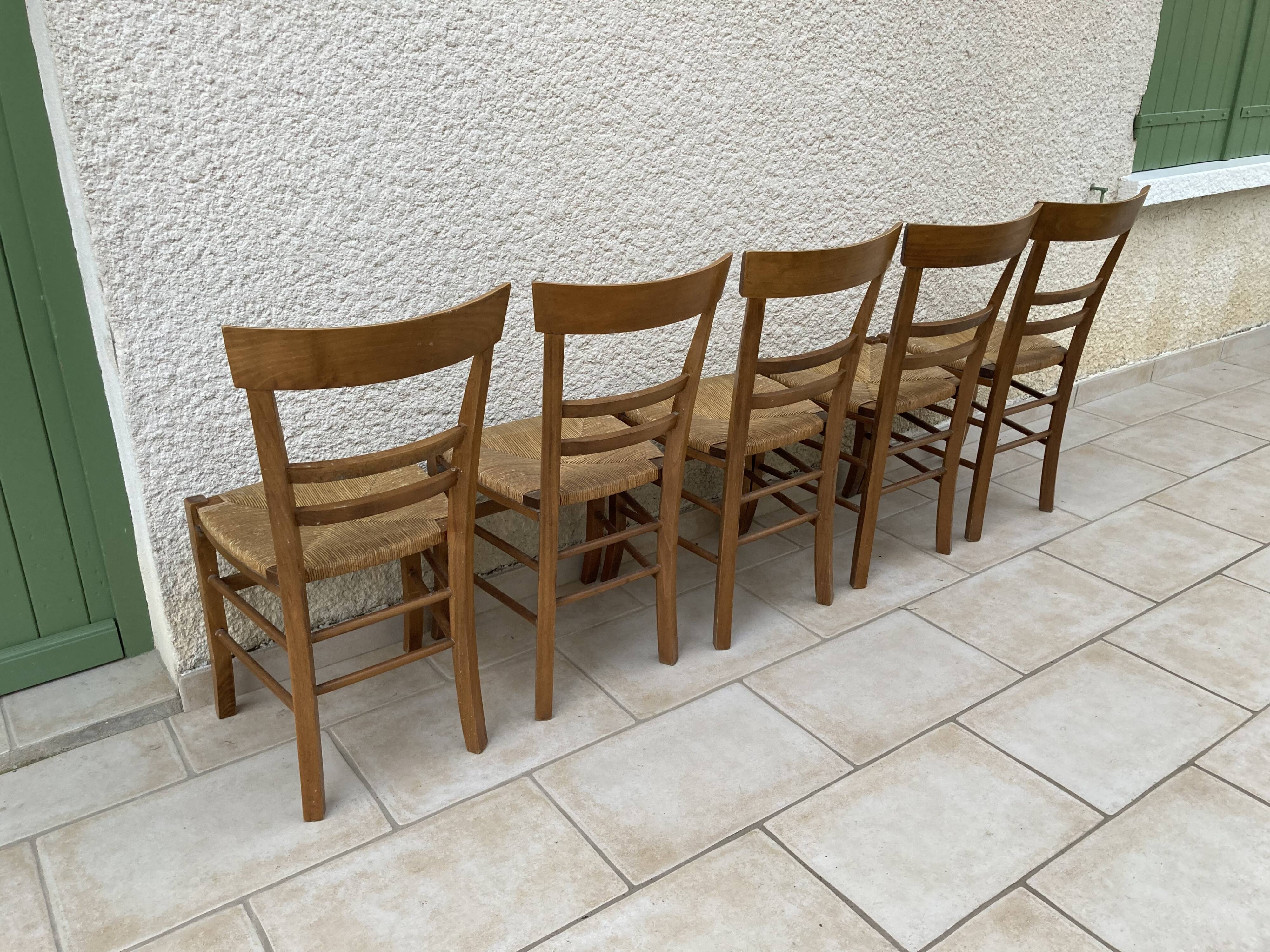 5 mulched chairs