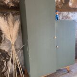 Asymmetrical wardrobe with compass legs