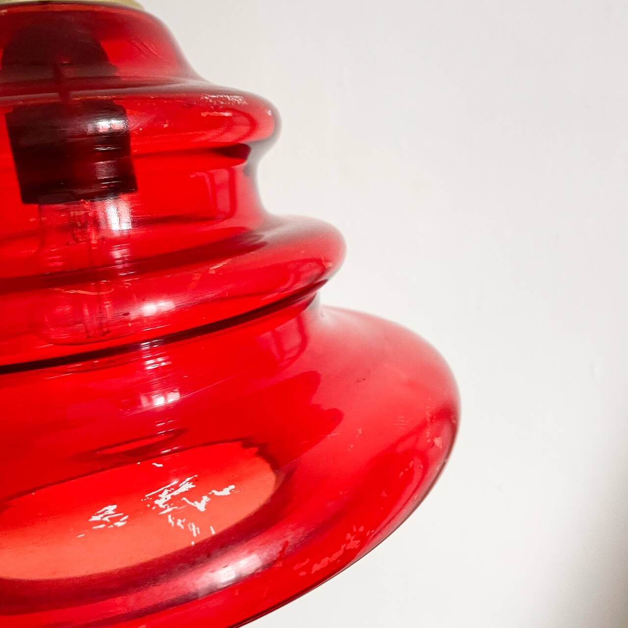 Suspension en verre rouge vintage
