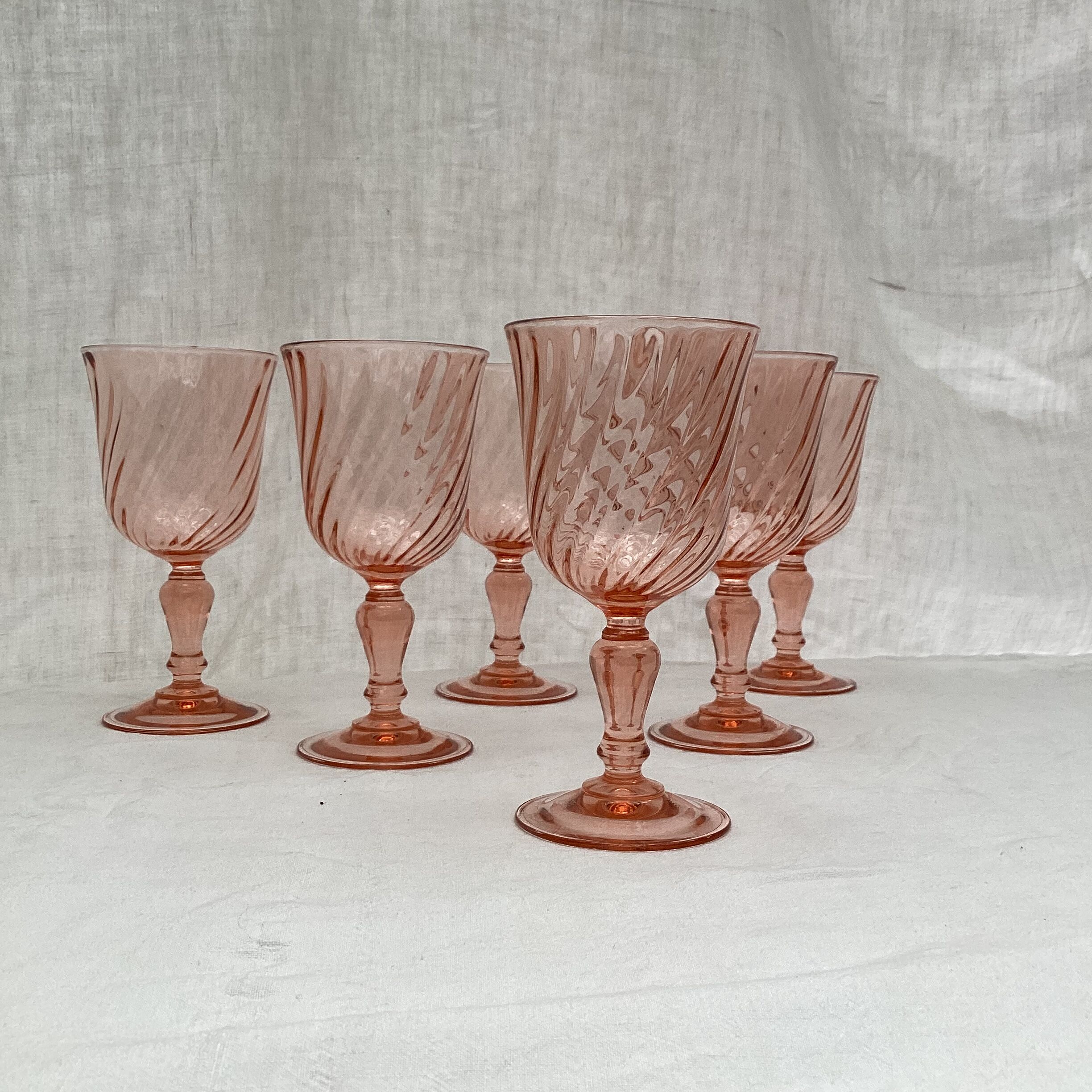Lot de 6 verres à pied vintage fabrication Française vers les années 1970 dimension : H-16xD-8cm-