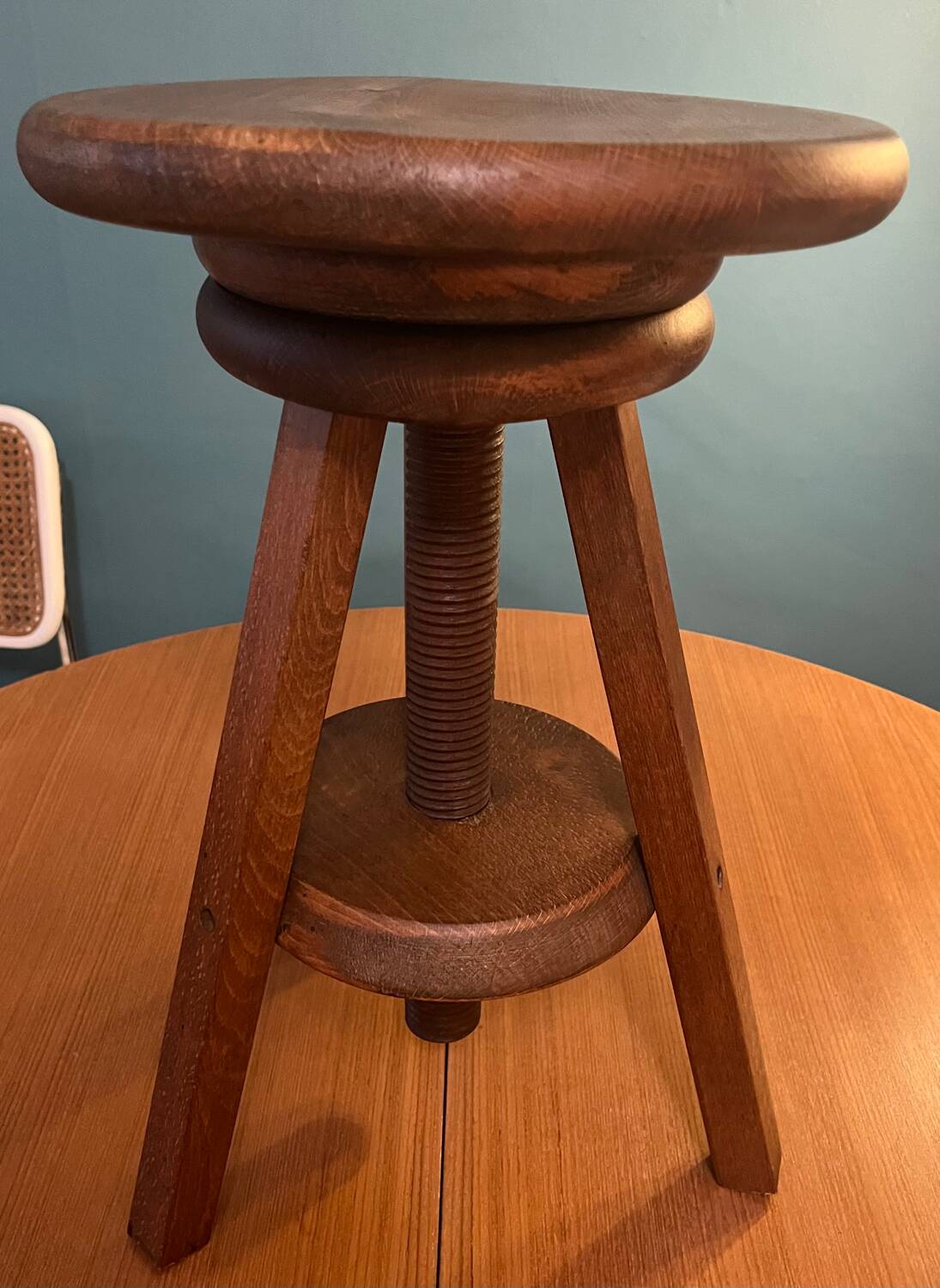 Wooden tripod stool from the 1970s, pivotable and adjustable