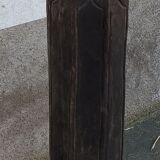 Ancien pilier en bois sur socle