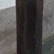 Ancien pilier en bois sur socle