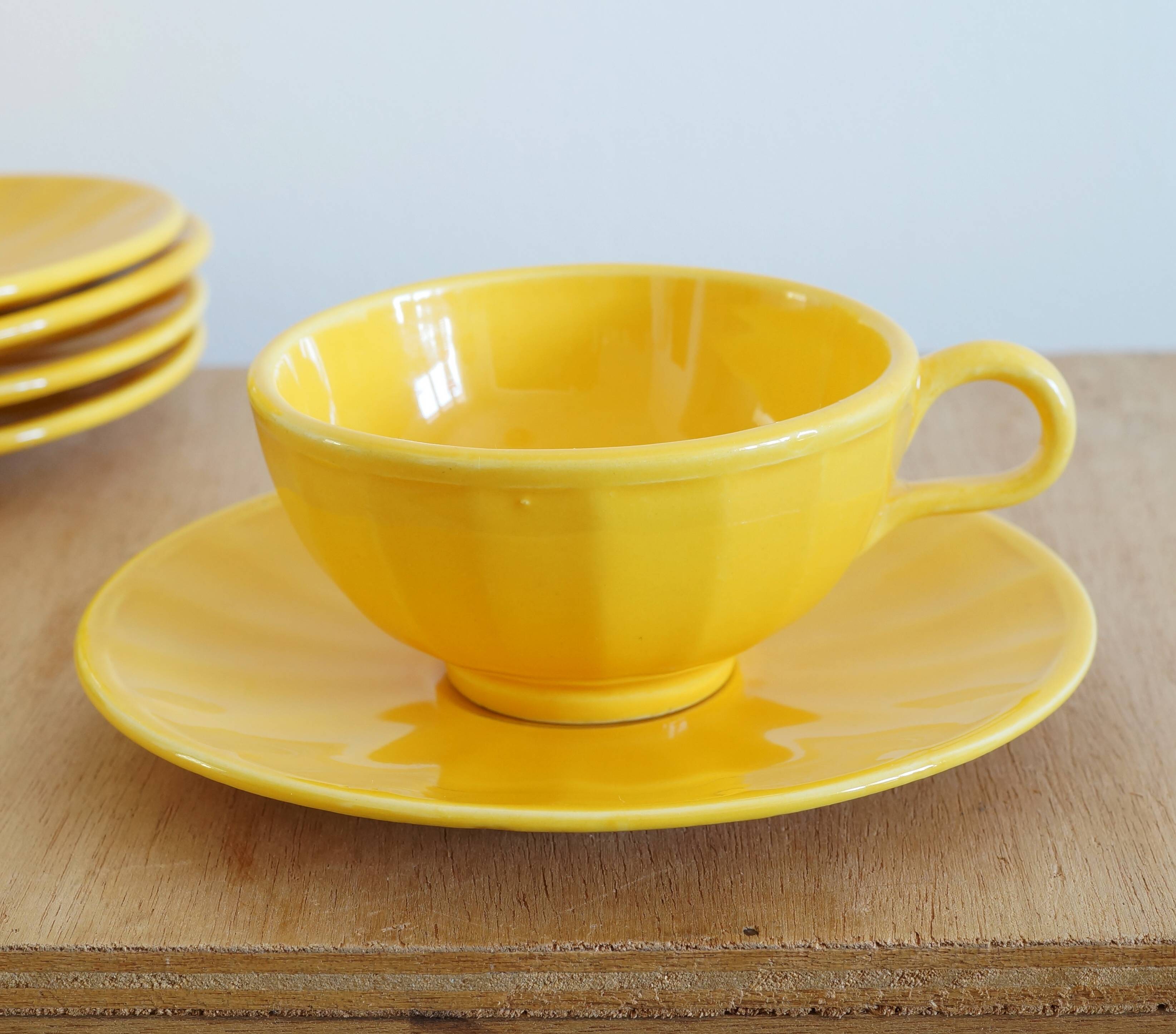 Service of 5 yellow cups and saucers