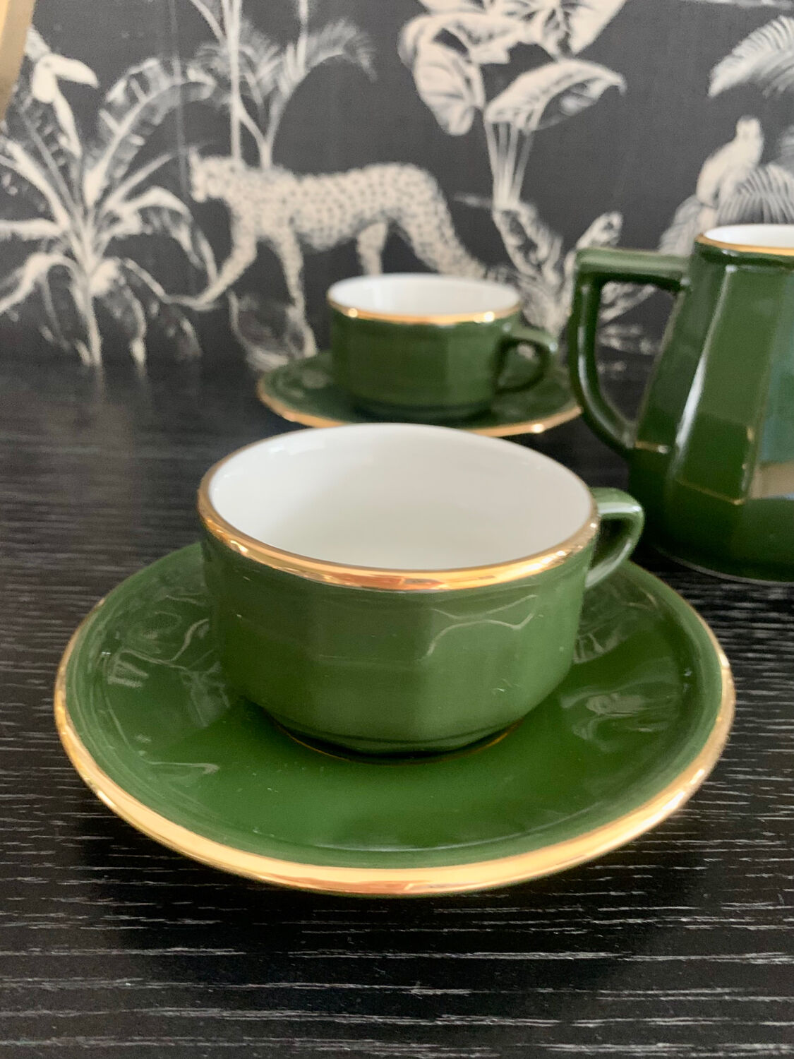 Set of 4 cups and their saucers and milk jug