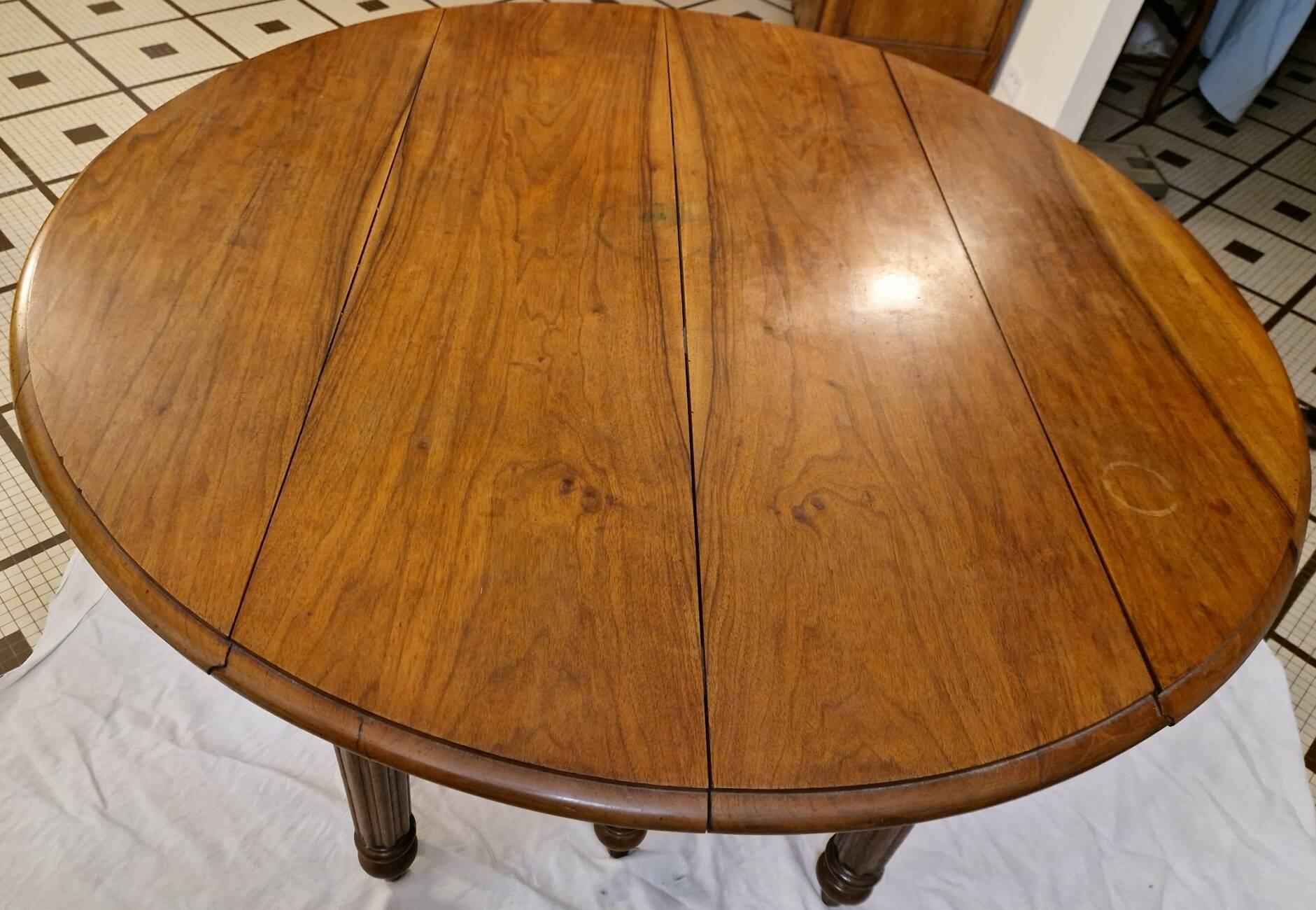 Table de salle à manger en noyer – Époque Restauration / Charles X – XIXe
