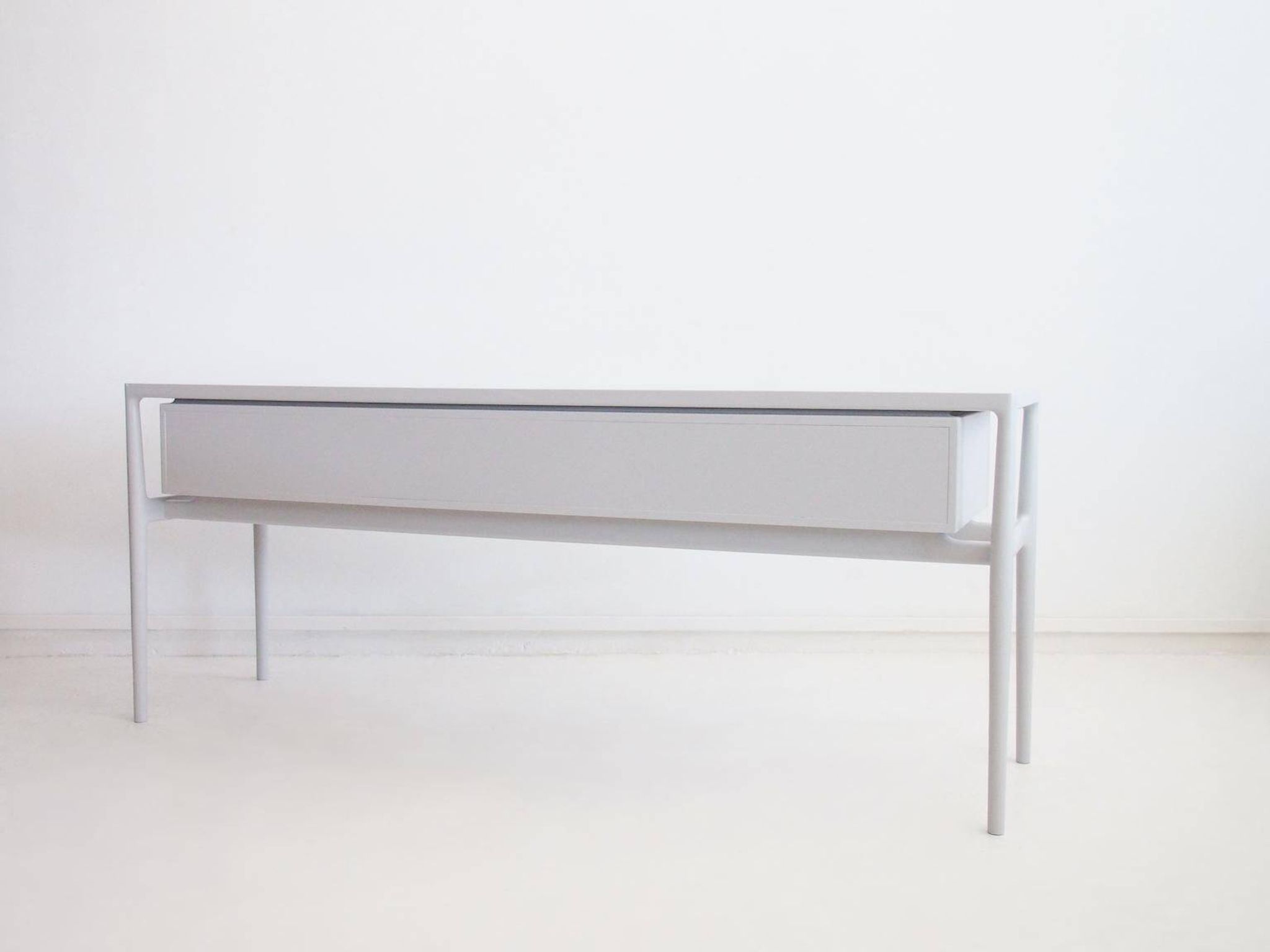 Enfilade en bois peint en gris clair, Helge Vestergaard-Jensen