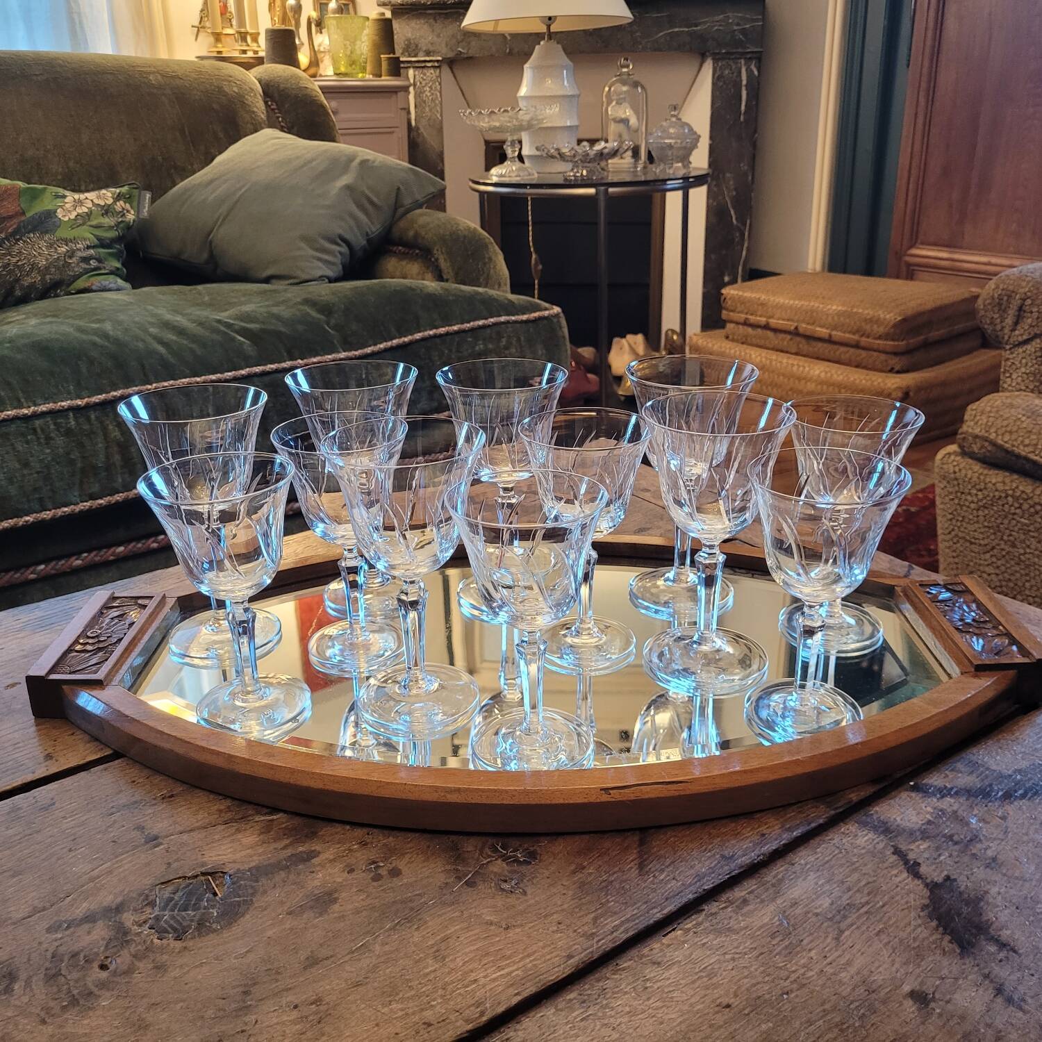 Service de 12 verres en cristal gravé – deux formats assortis, années
