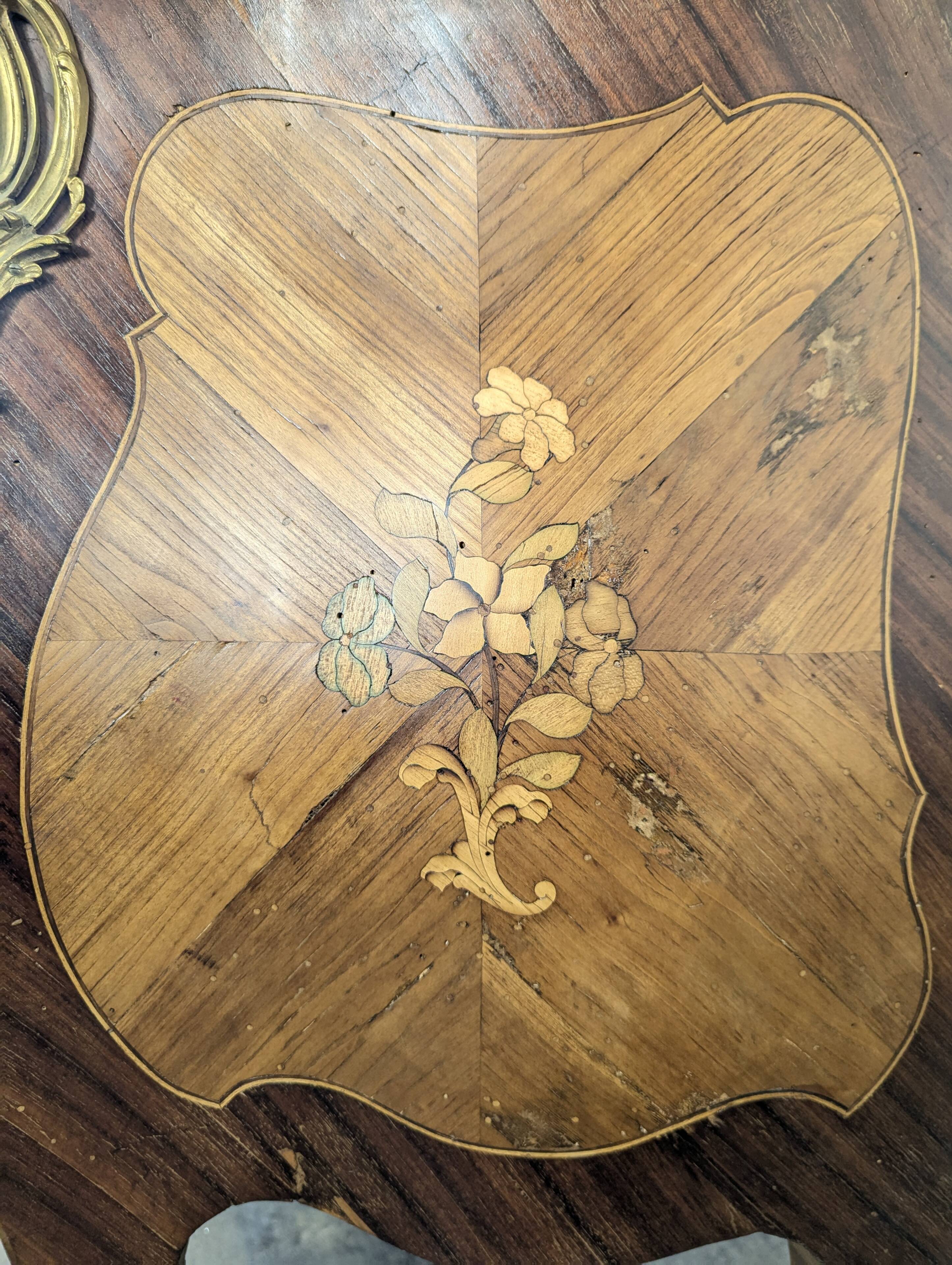 Louis XV period chest of drawers in rosewood marquetry