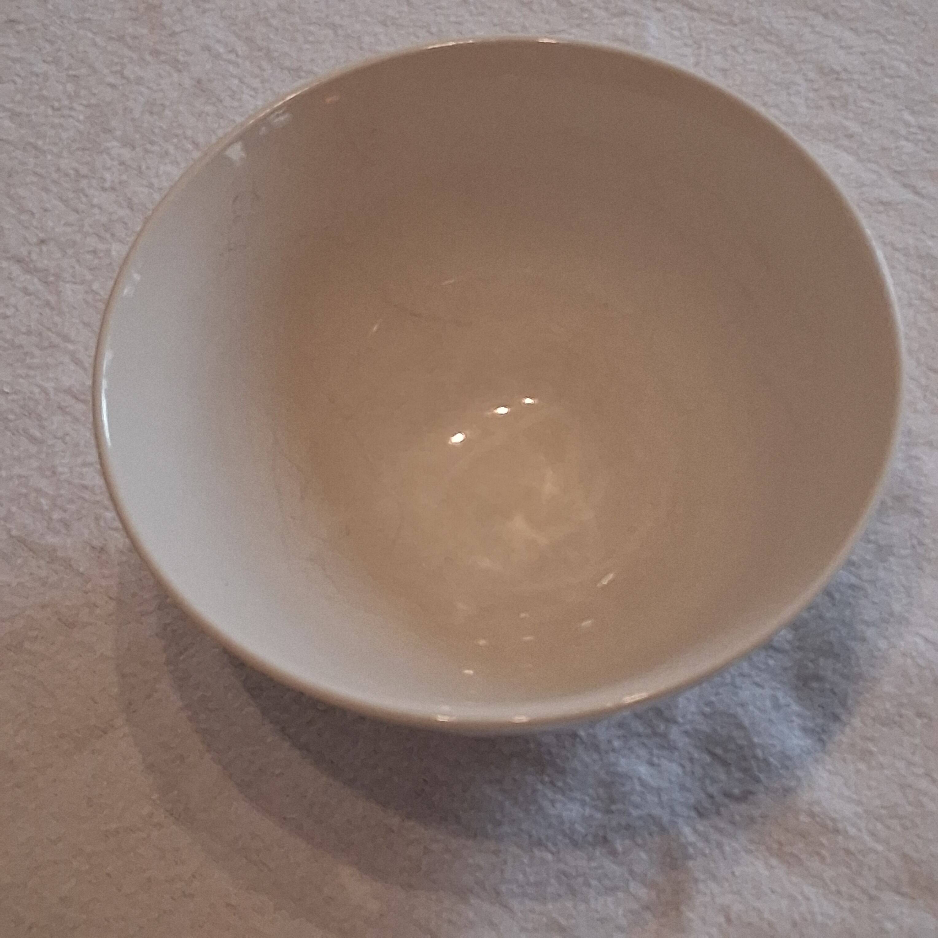 Very nice porcelain bowl in good condition.