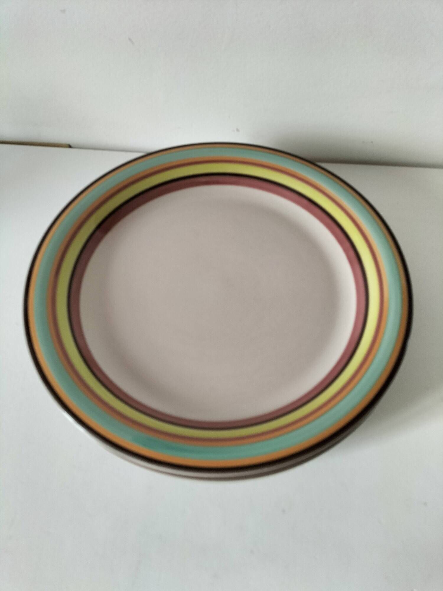 4 large graphic plates with multicoloured stripes – 26 cm